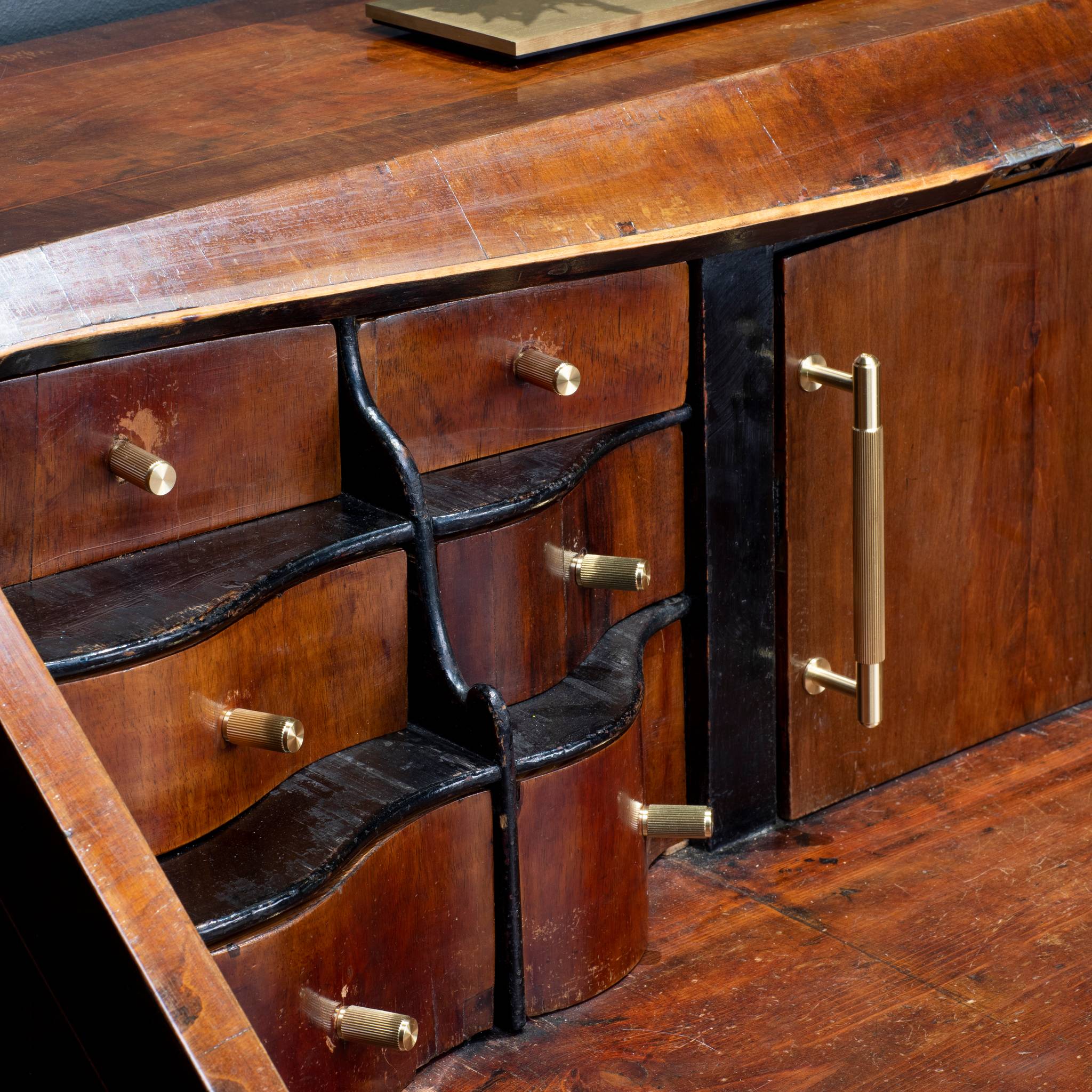 FURNITURE KNOB / LINEAR