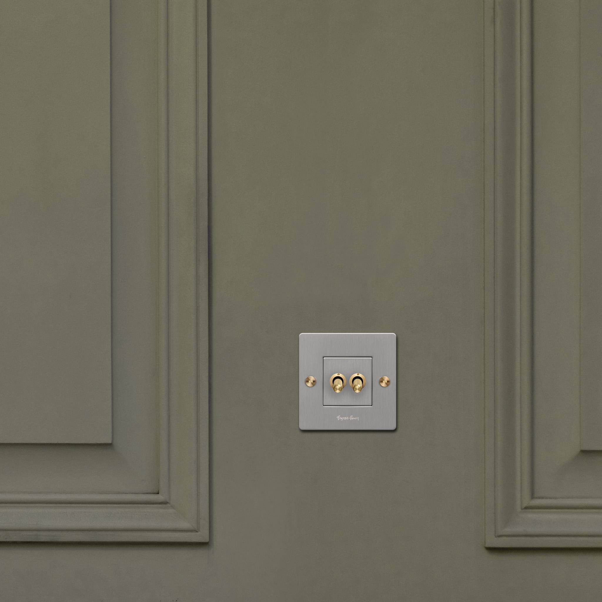 1G WALL PLATE / HORIZONTAL / WITH INFILLS / WITH LOGO