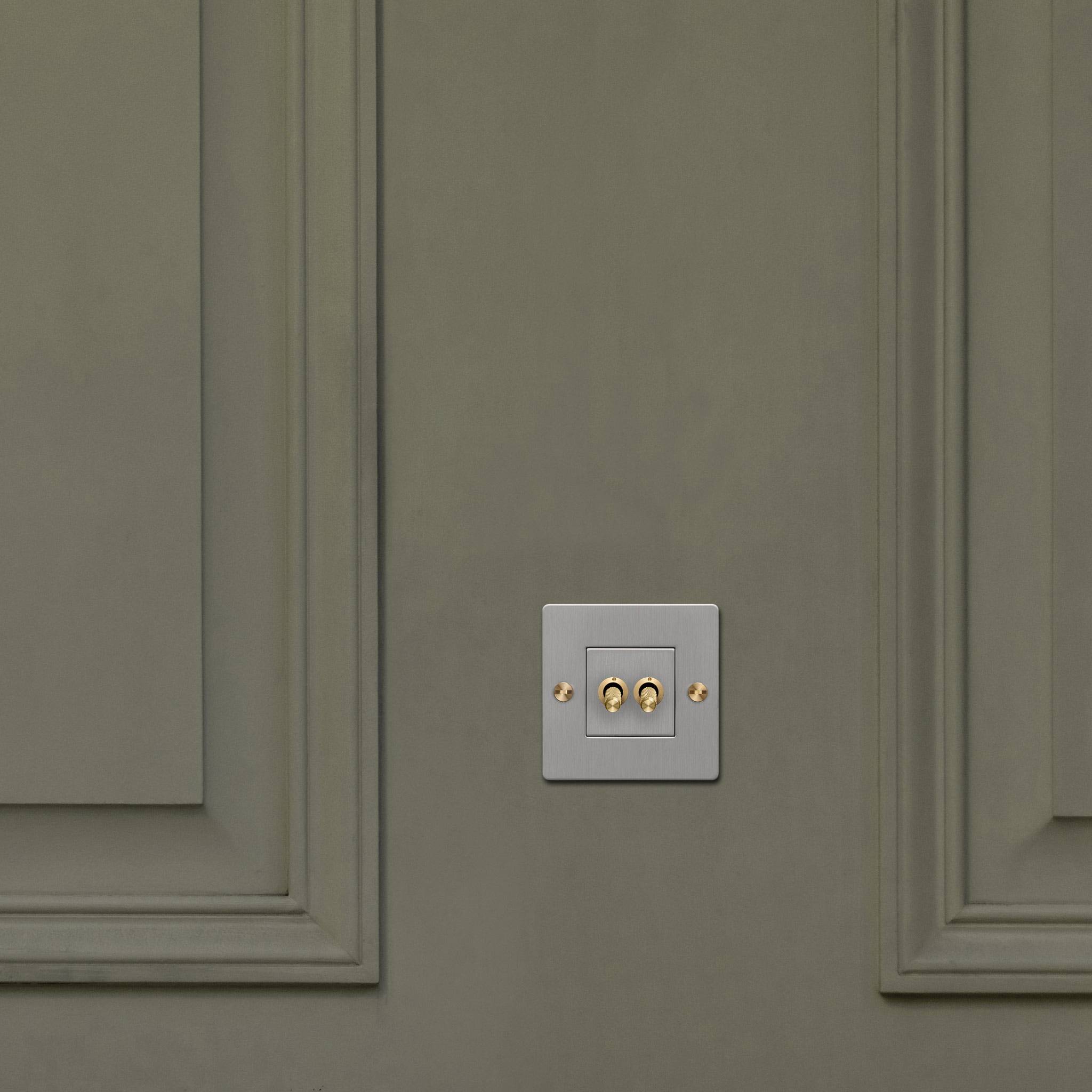 1G WALL PLATE / HORIZONTAL / WITH INFILLS / WITHOUT LOGO