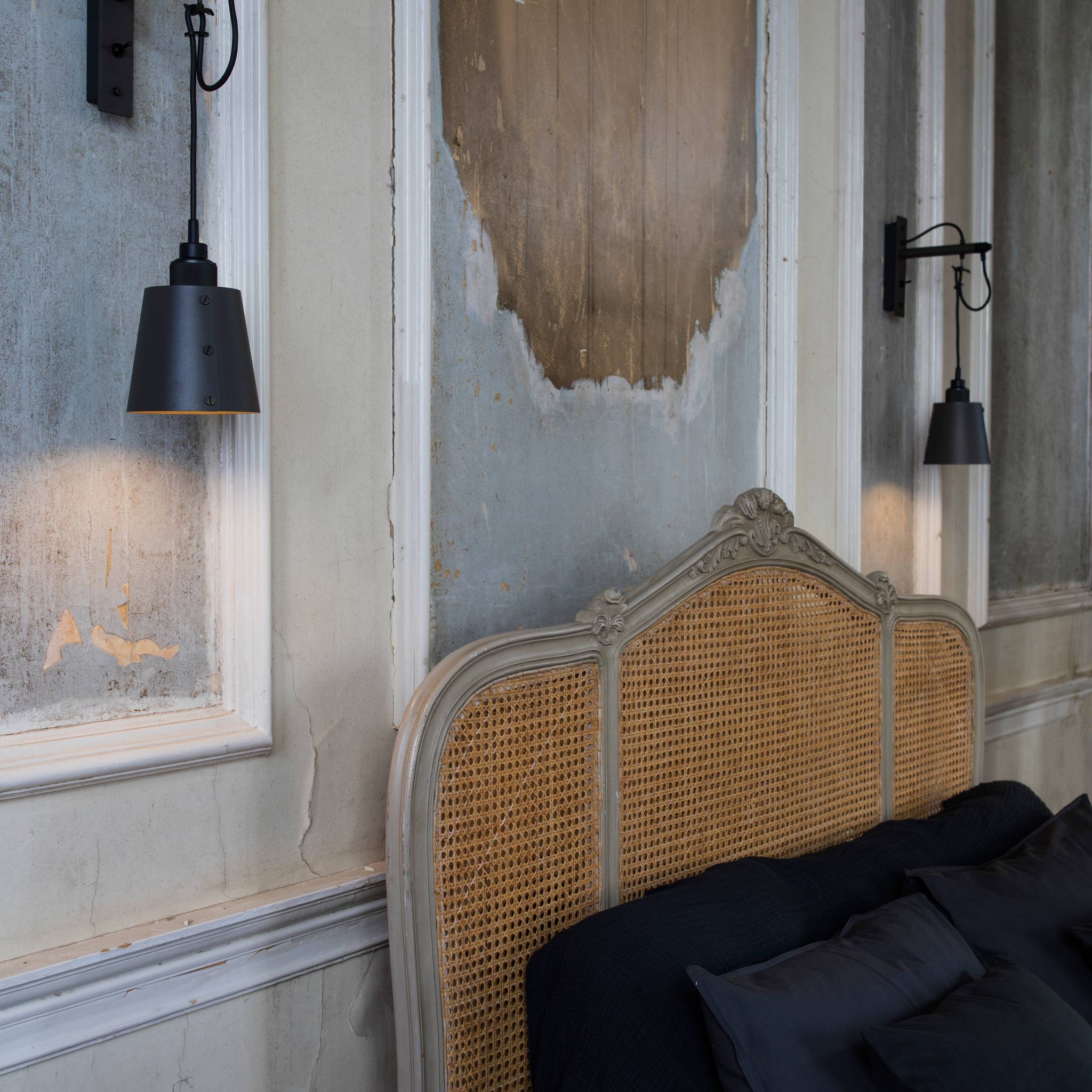 HOOKED WALL / CROSS / SMALL / GRAPHITE