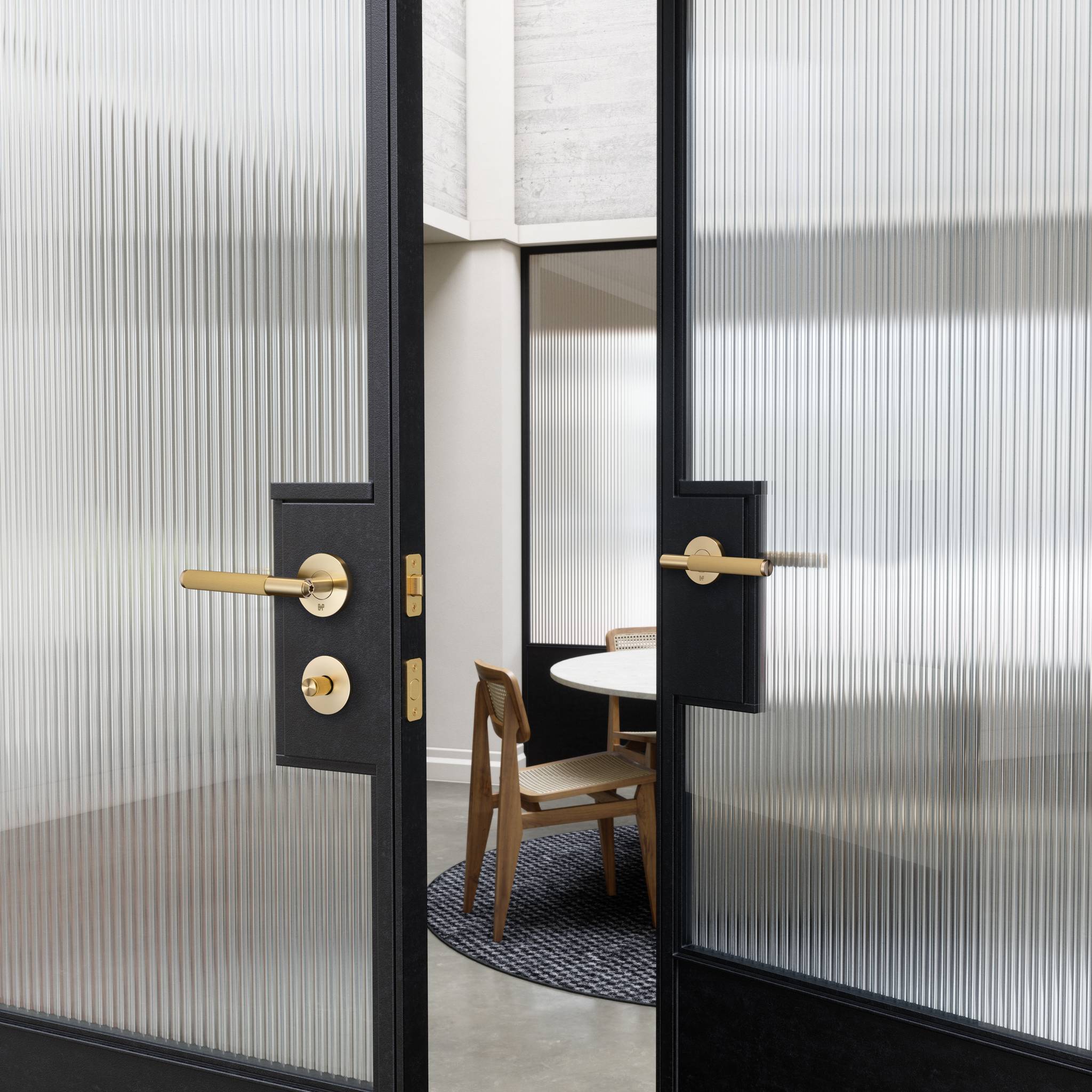 DOOR HANDLE SET / LINEAR / SPRUNG