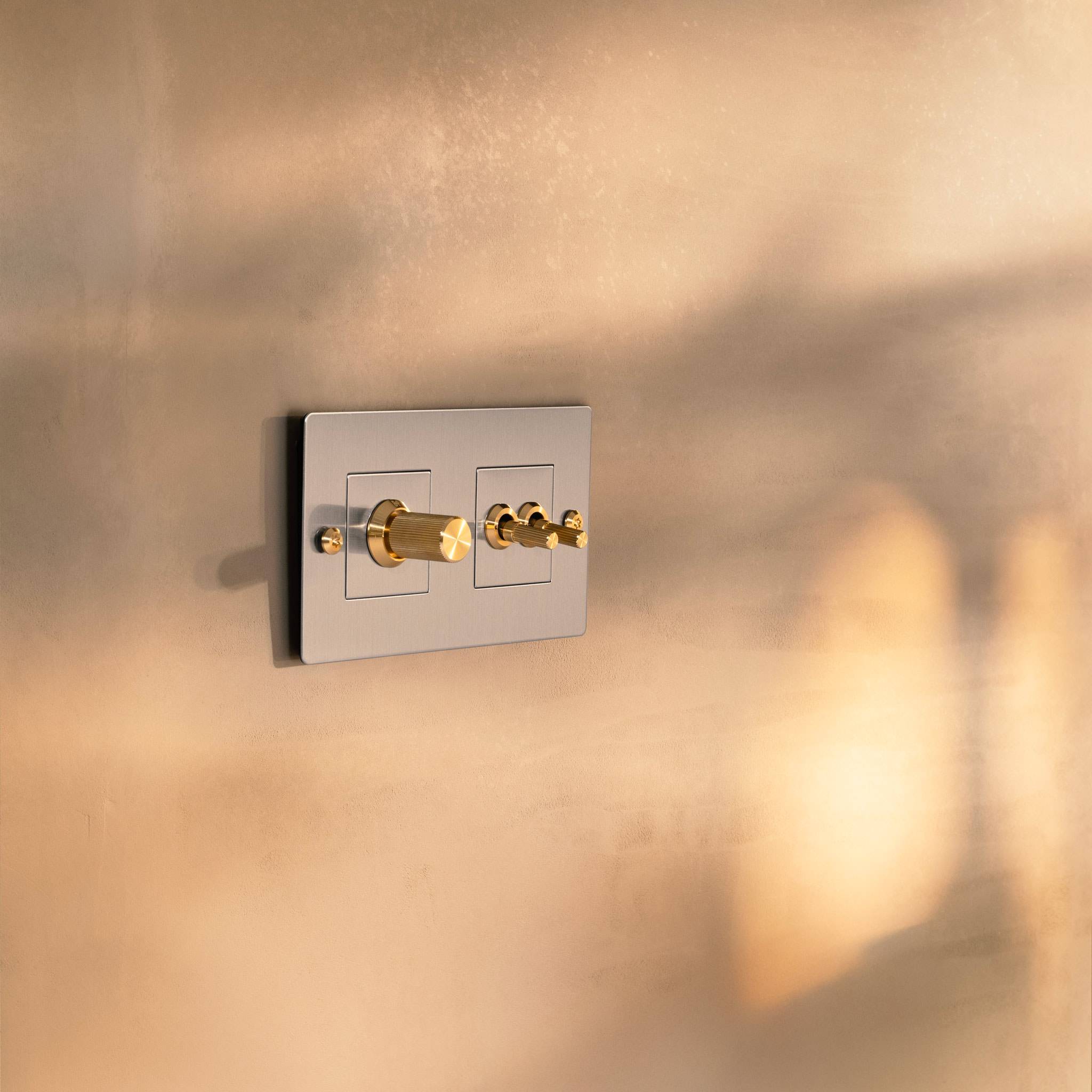 2G WALL PLATE / HORIZONTAL / WITH INFILLS / WITHOUT LOGO