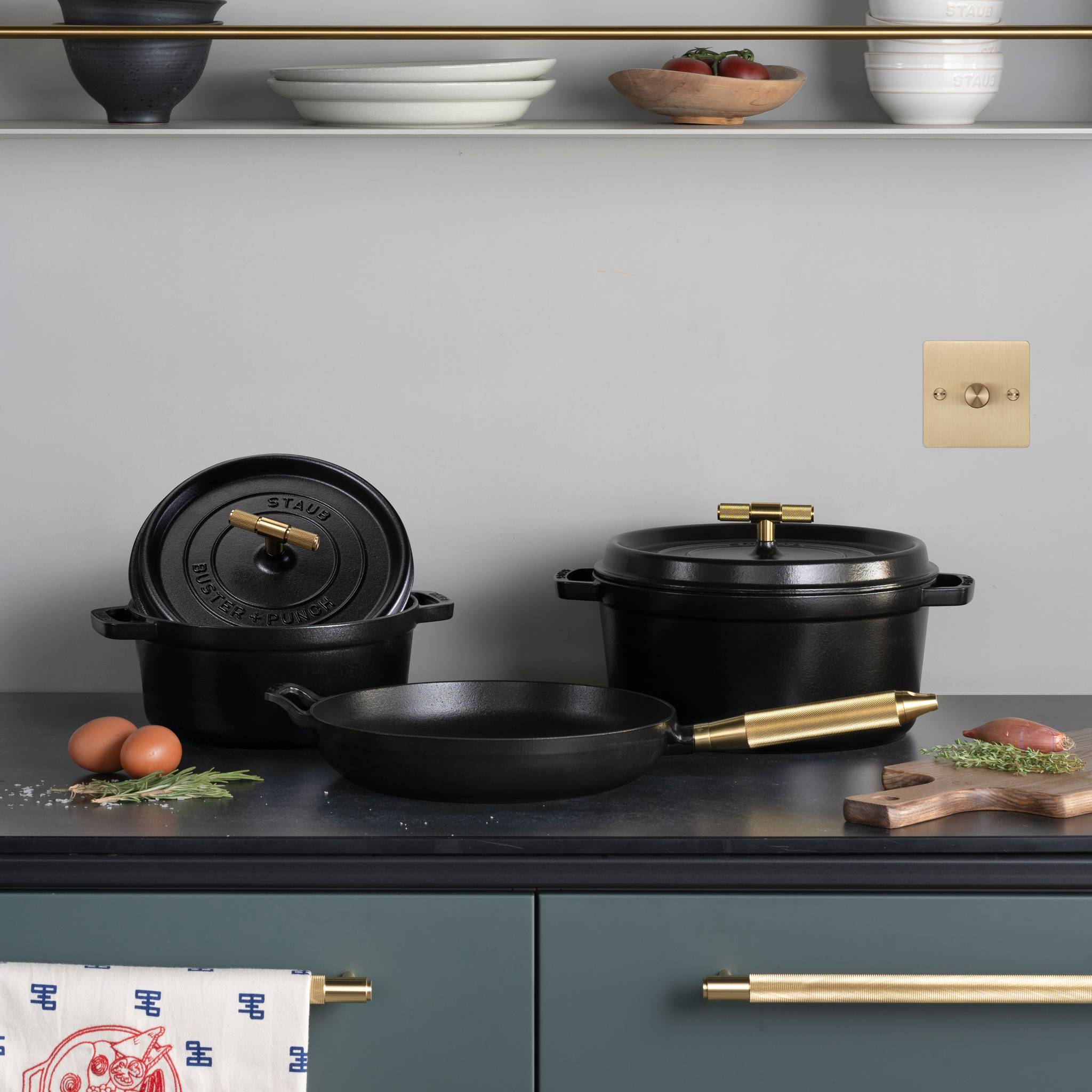 COCOTTE / 11.02 INCHES / CROSS / STAUB / BLACK