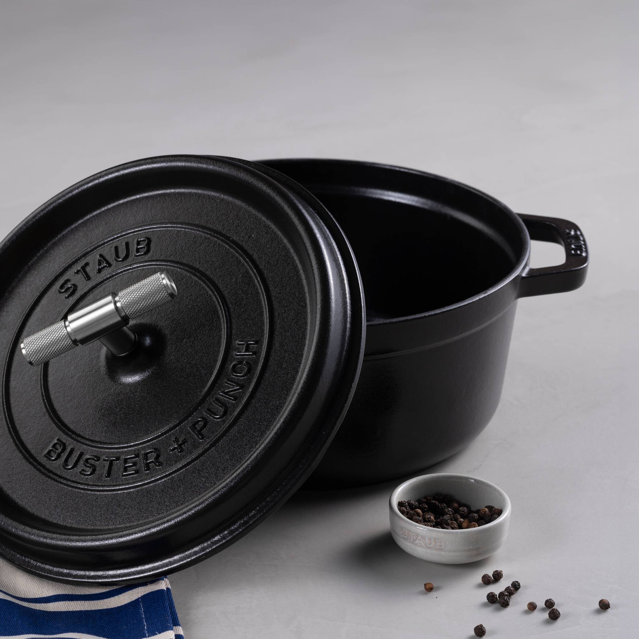 COCOTTE / 9.45 INCHES / CROSS / STAUB / BLACK