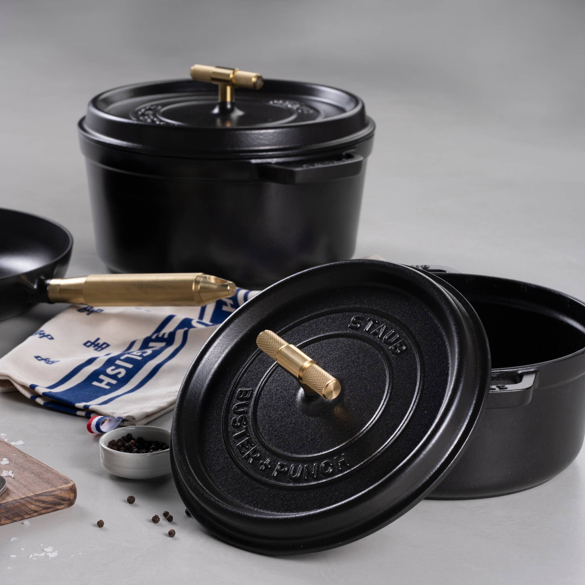 COCOTTE / 11.02 INCHES / CROSS / STAUB / BLACK