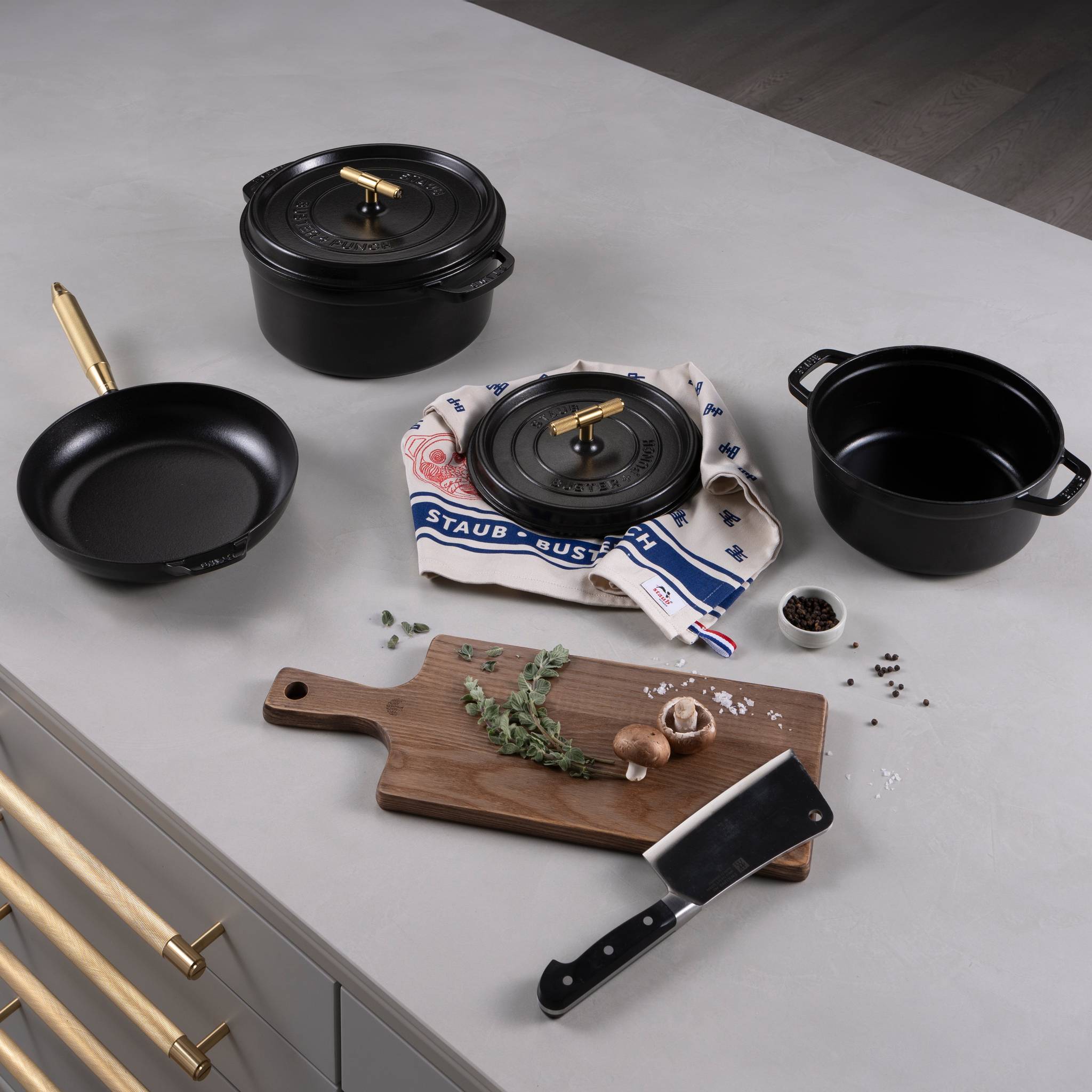 COCOTTE / 11.02 INCHES / CROSS / STAUB / BLACK