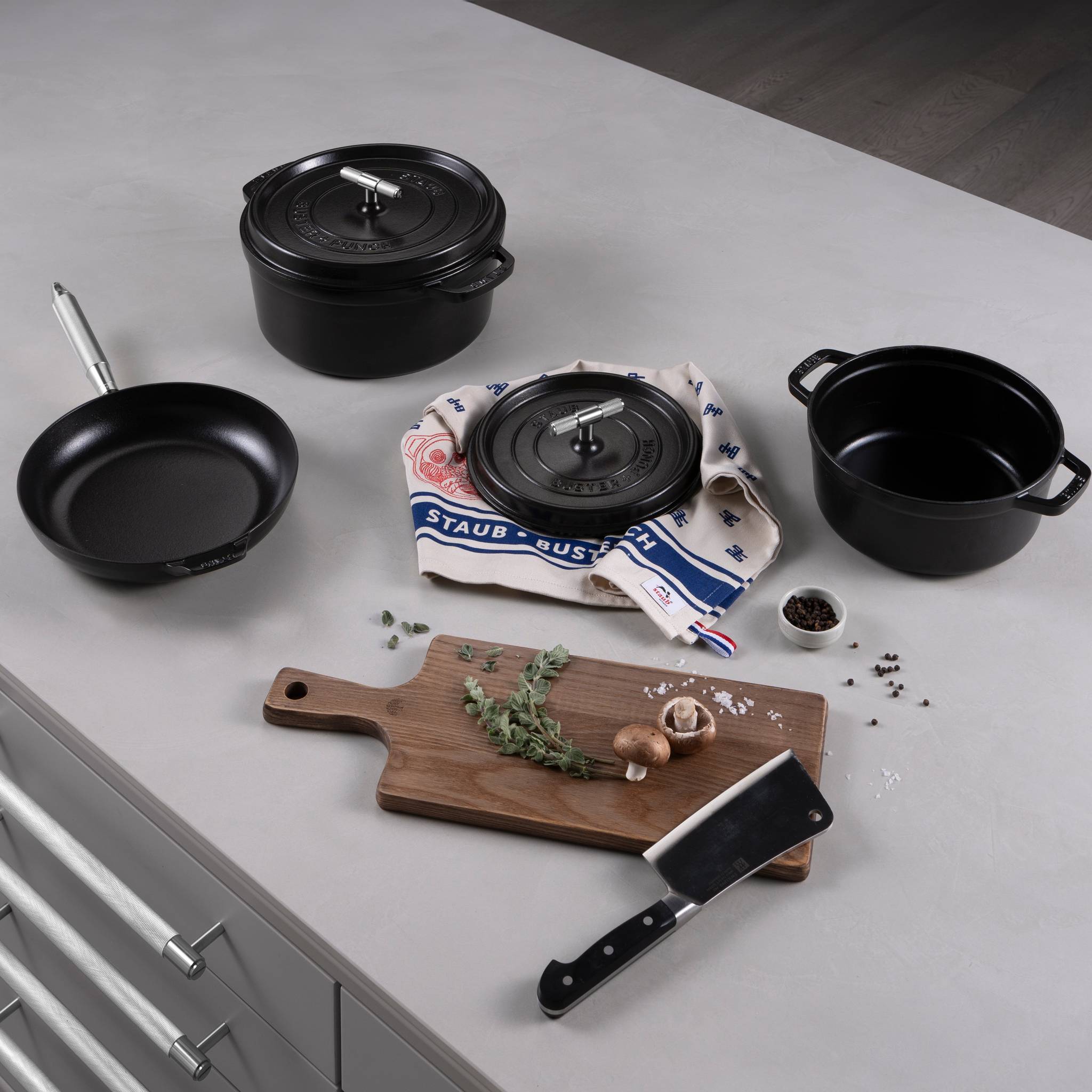 COCOTTE / 11.02 INCHES / CROSS / STAUB / BLACK