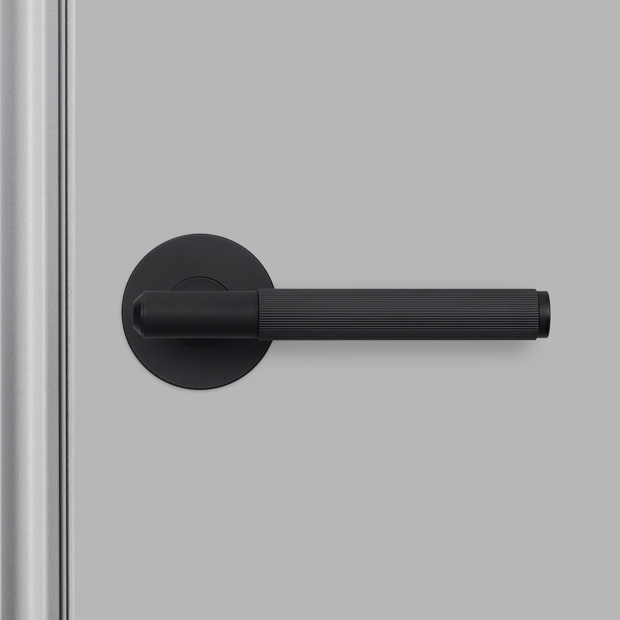 DOOR HANDLE SET / LINEAR / SWE / SPRUNG
