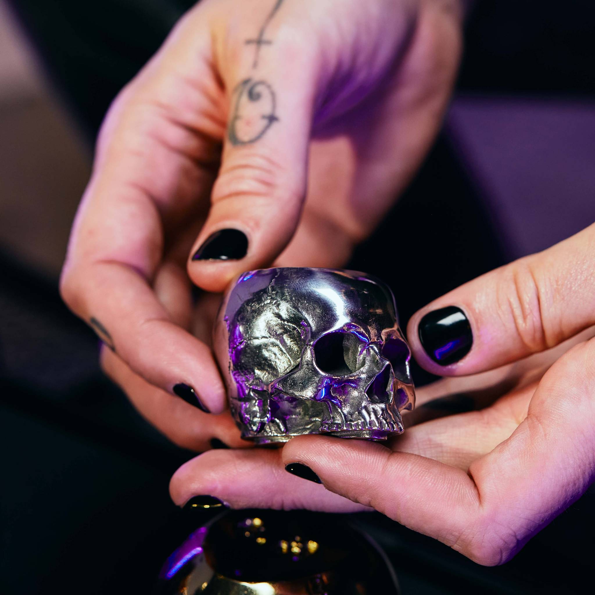 SKULL CANDLE HOLDER / TRAVIS BARKER