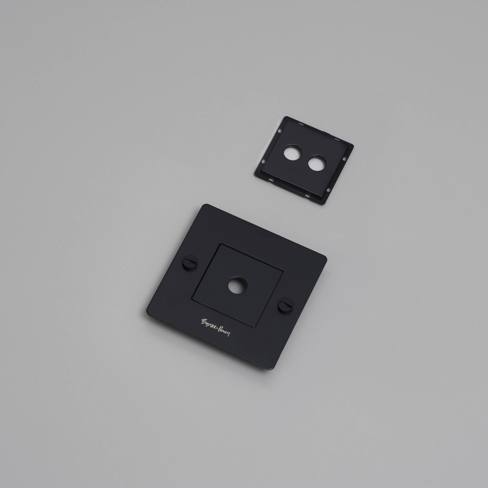 1G WALL PLATE / HORIZONTAL / WITH INFILLS / WITH LOGO