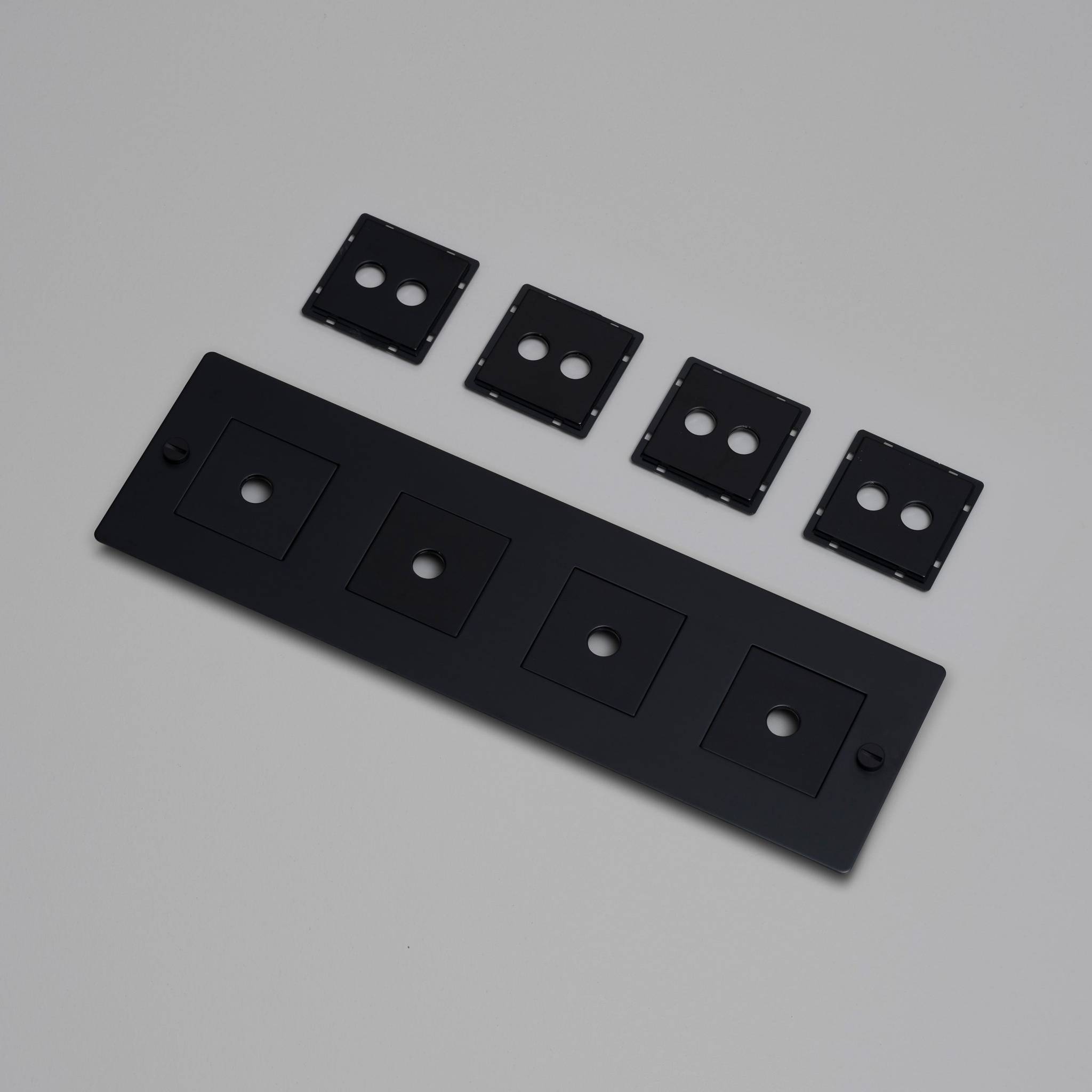 4G WALL PLATE / HORIZONTAL / WITH INFILLS / WITHOUT LOGO