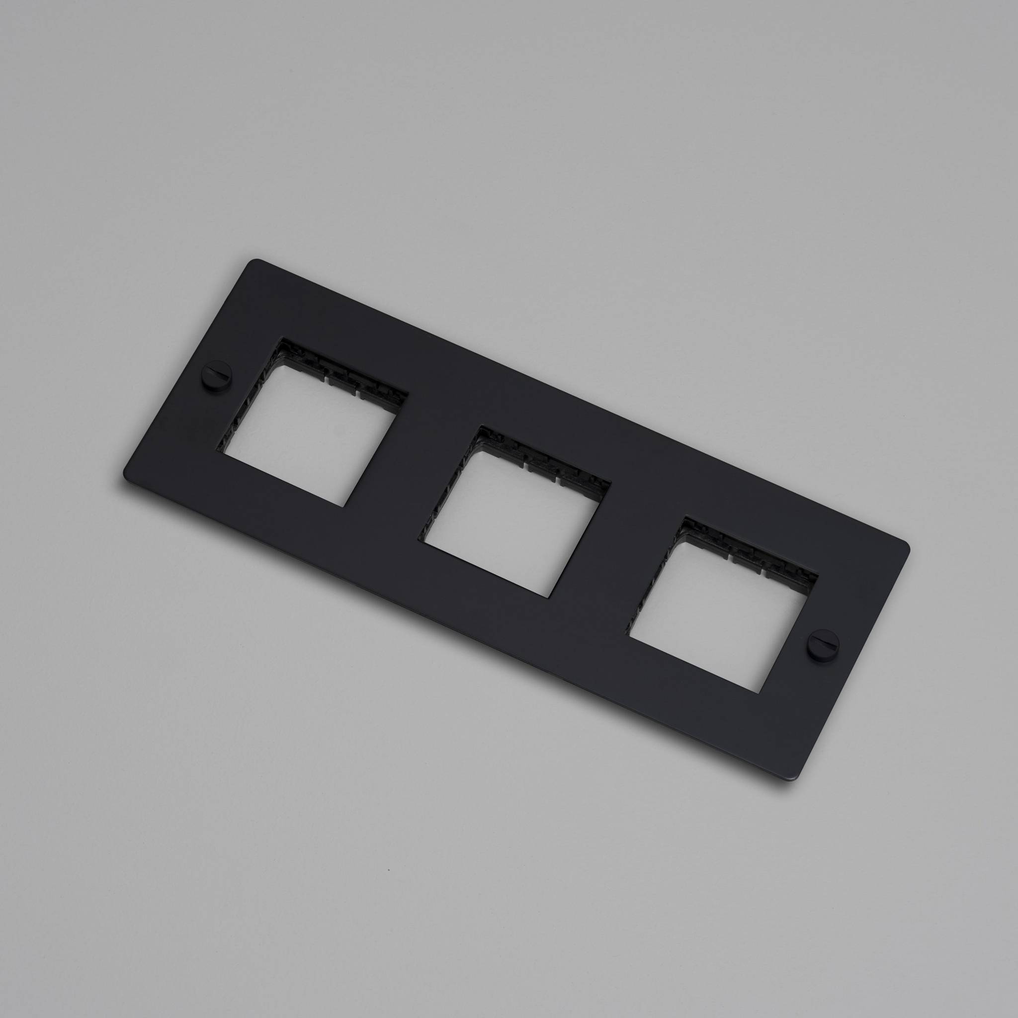 3G WALL PLATE / HORIZONTAL / NO INFILLS / WITHOUT LOGO