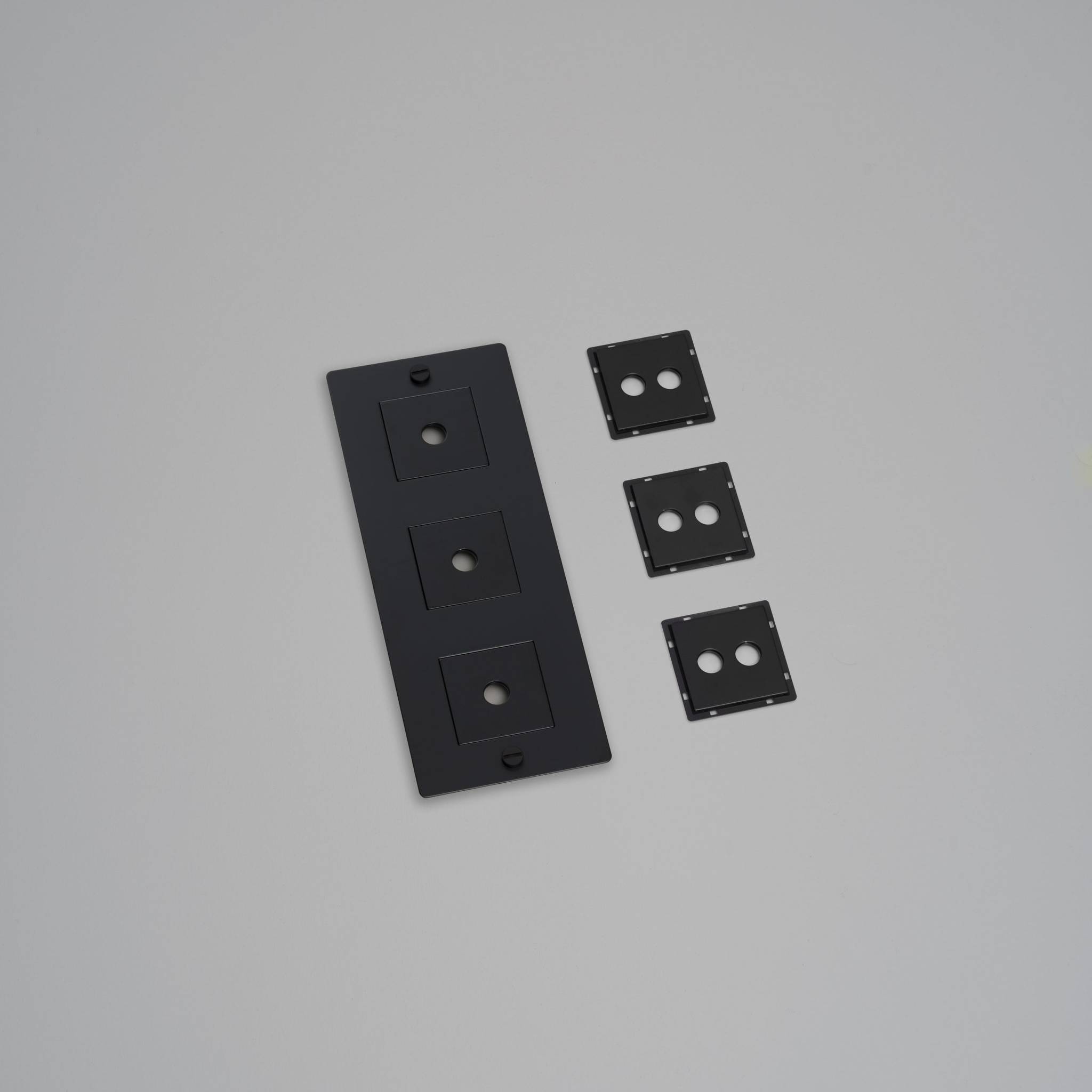 3G WALL PLATE / VERTICAL / WITH INFILLS / WITHOUT LOGO