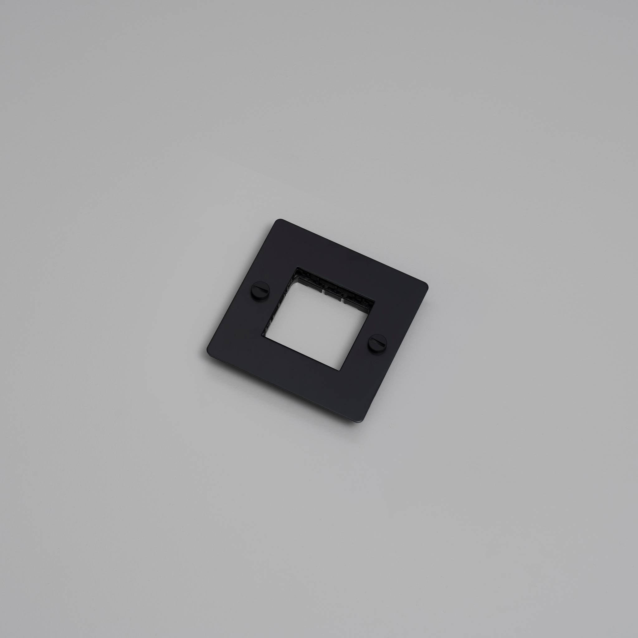 1G WALL PLATE / HORIZONTAL / NO INFILLS / WITHOUT LOGO