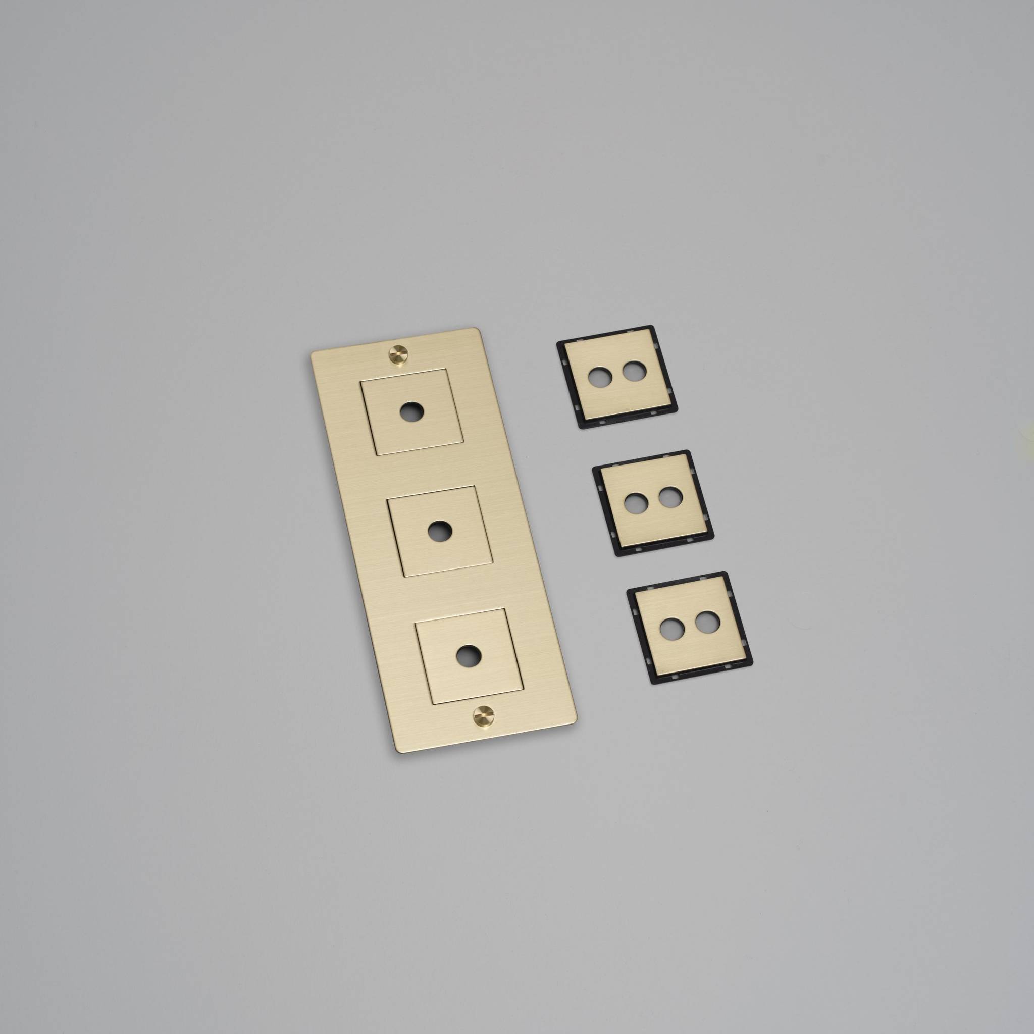 3G WALL PLATE / VERTICAL / WITH INFILLS / WITHOUT LOGO