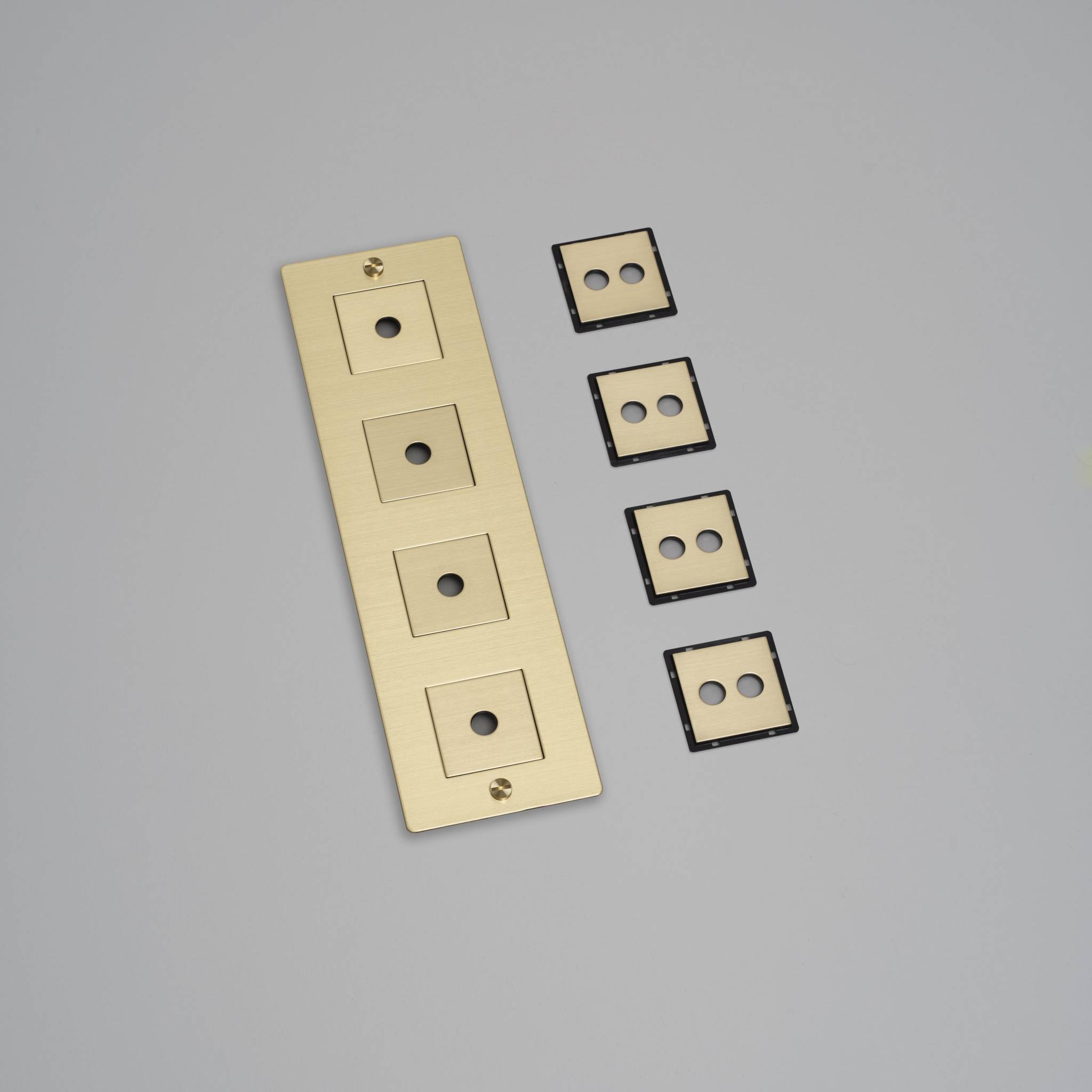 4G WALL PLATE / VERTICAL / WITH INFILLS / WITHOUT LOGO