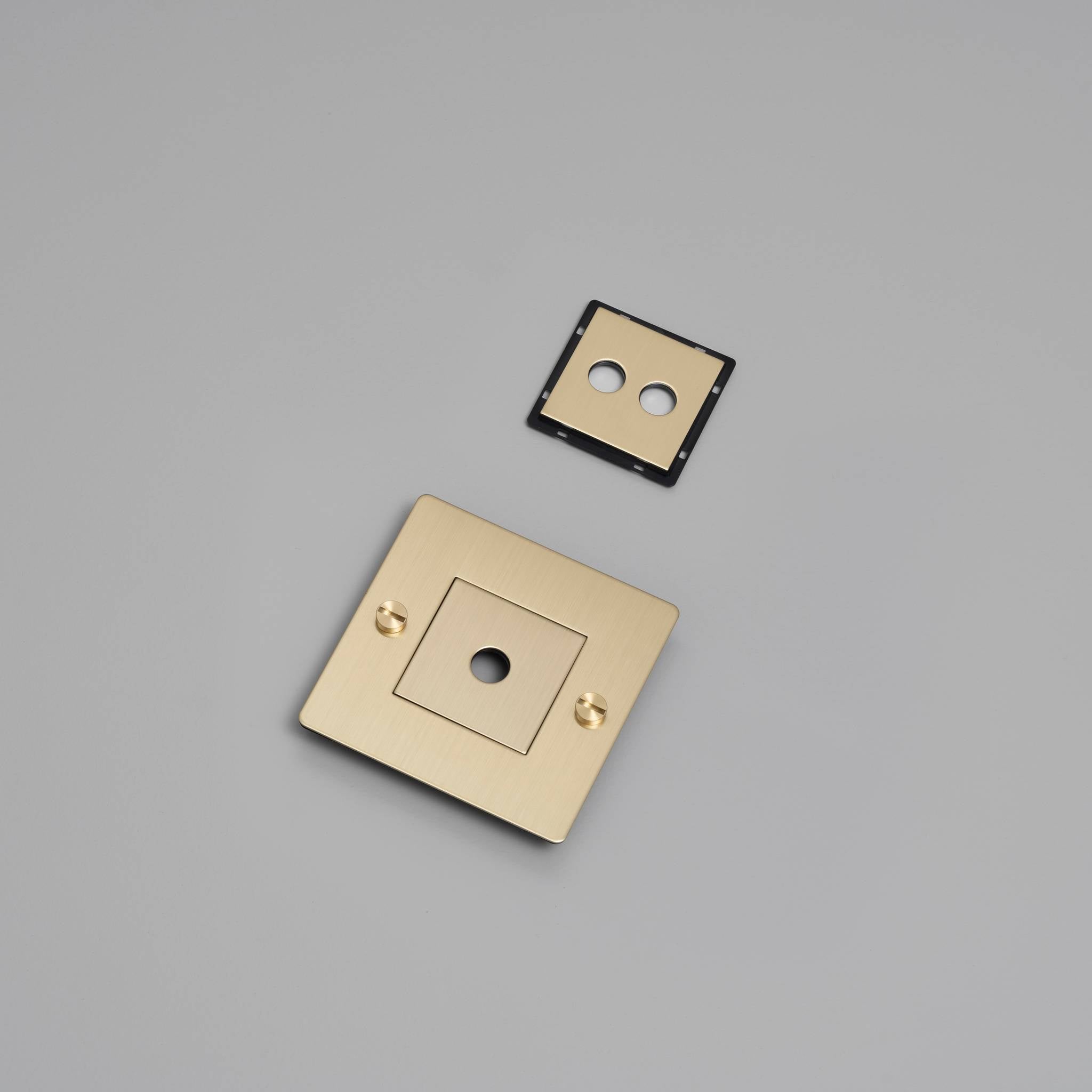 1G WALL PLATE / HORIZONTAL / WITH INFILLS / WITHOUT LOGO