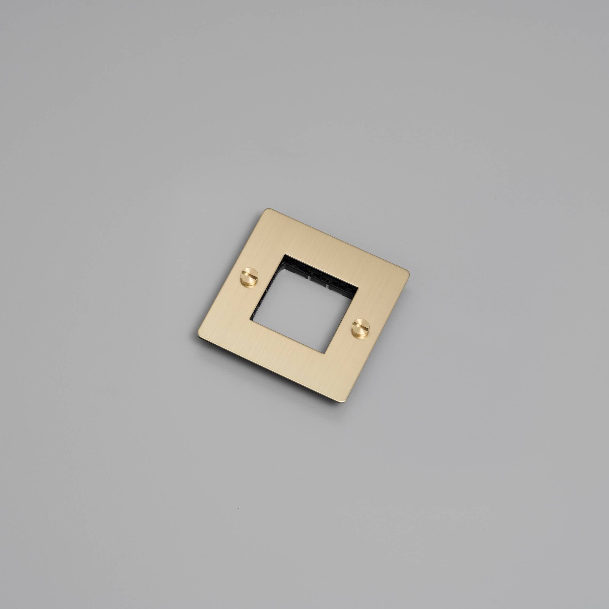 1G WALL PLATE / HORIZONTAL / NO INFILLS / WITHOUT LOGO