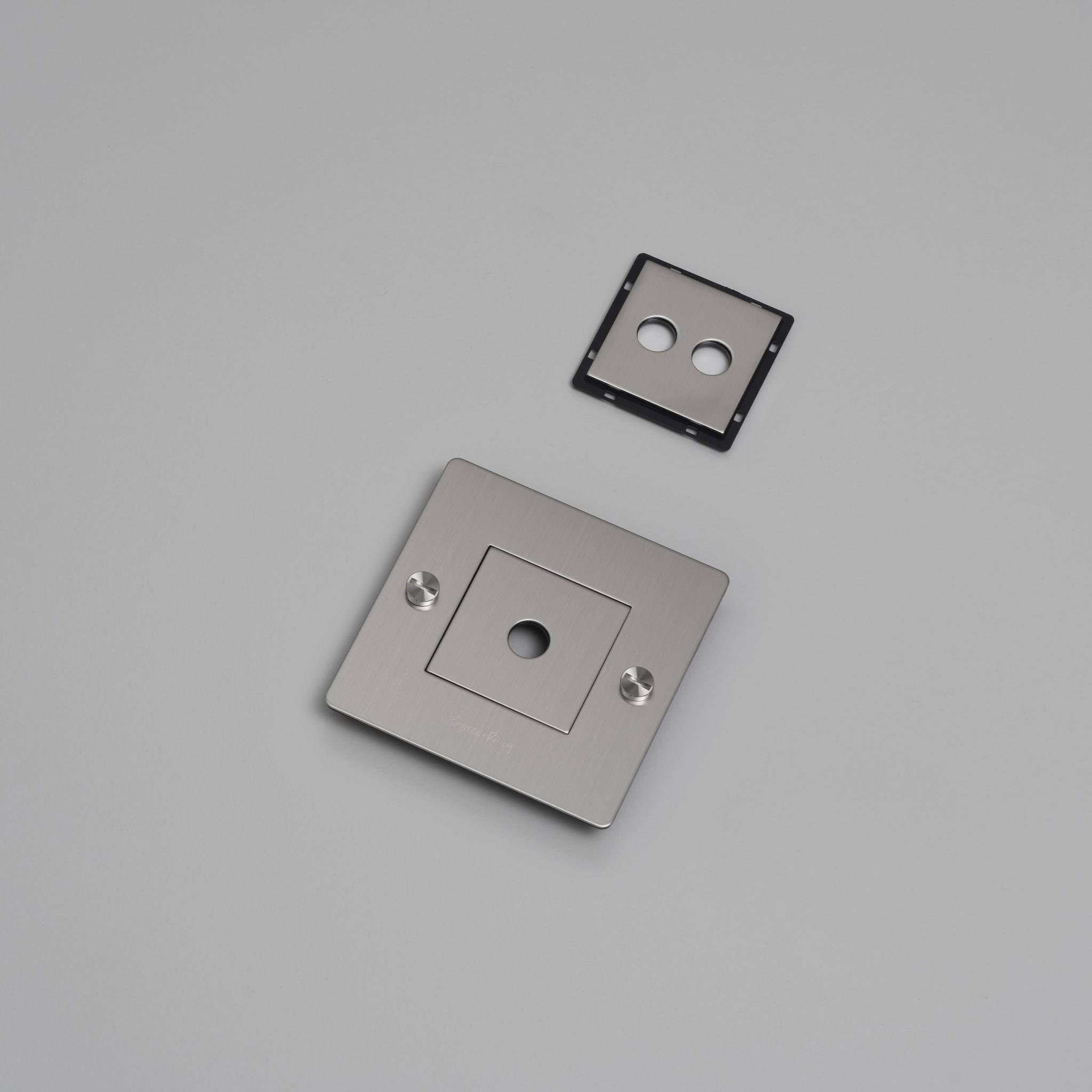 1G WALL PLATE / HORIZONTAL / WITH INFILLS / WITH LOGO