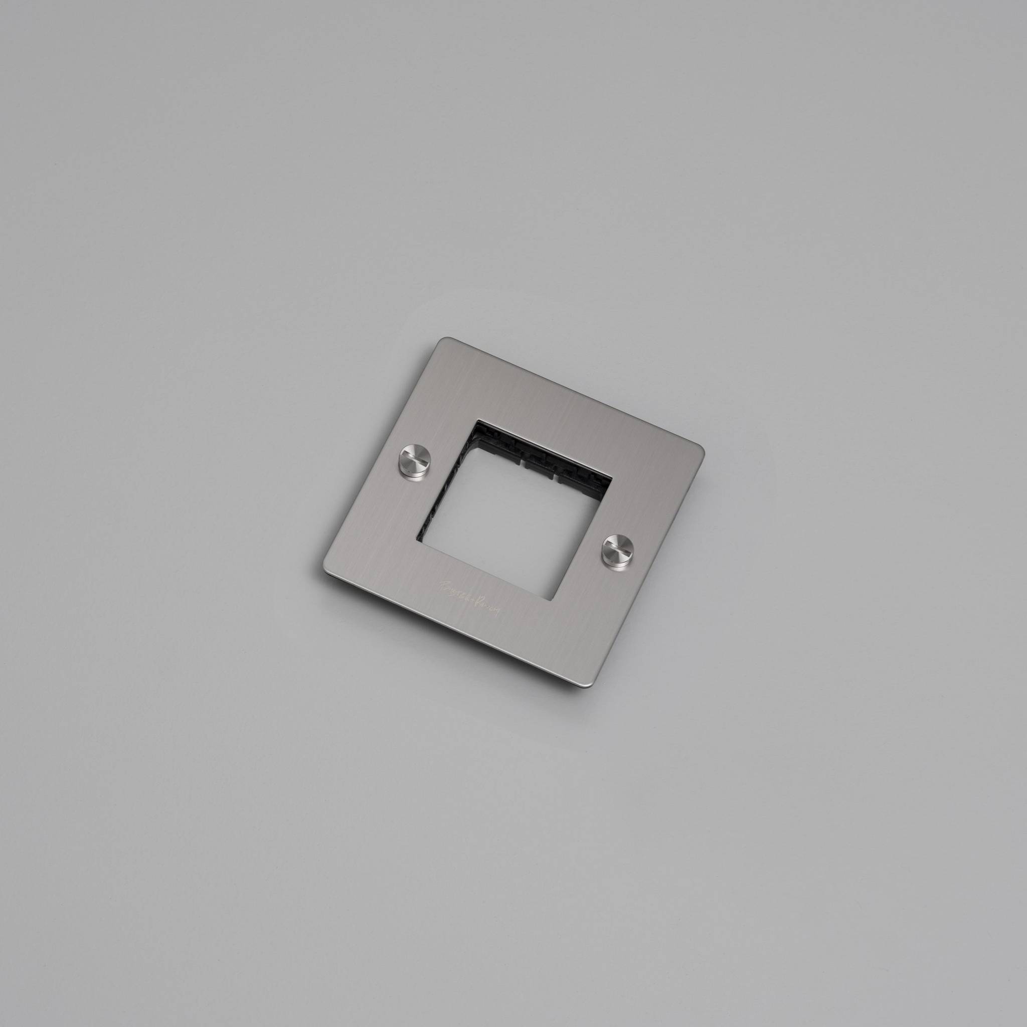 1G WALL PLATE / HORIZONTAL / NO INFILLS / WITH LOGO