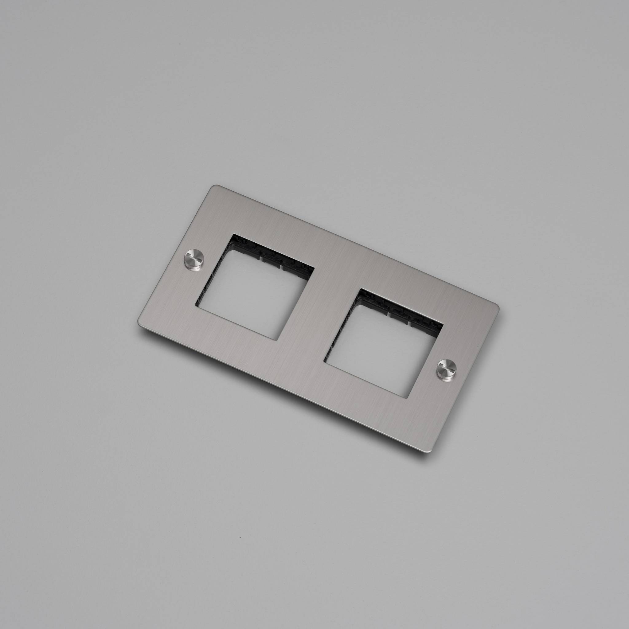 2G WALL PLATE / HORIZONTAL / NO INFILLS / WITHOUT LOGO