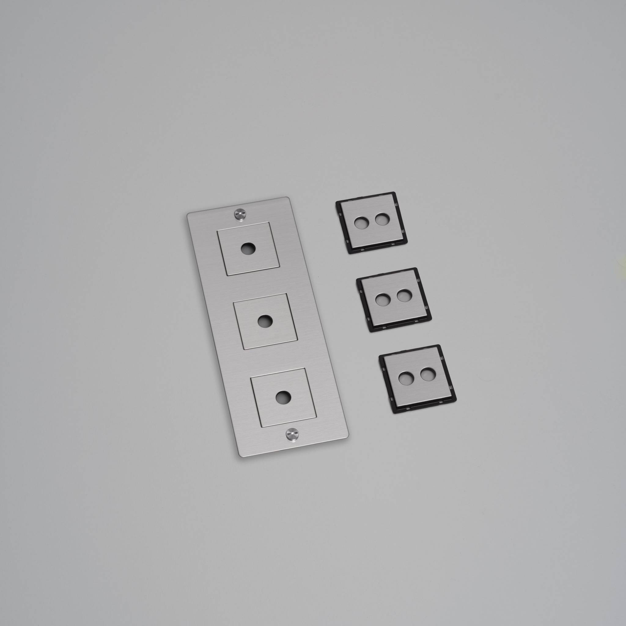 3G WALL PLATE / VERTICAL / WITH INFILLS / WITHOUT LOGO