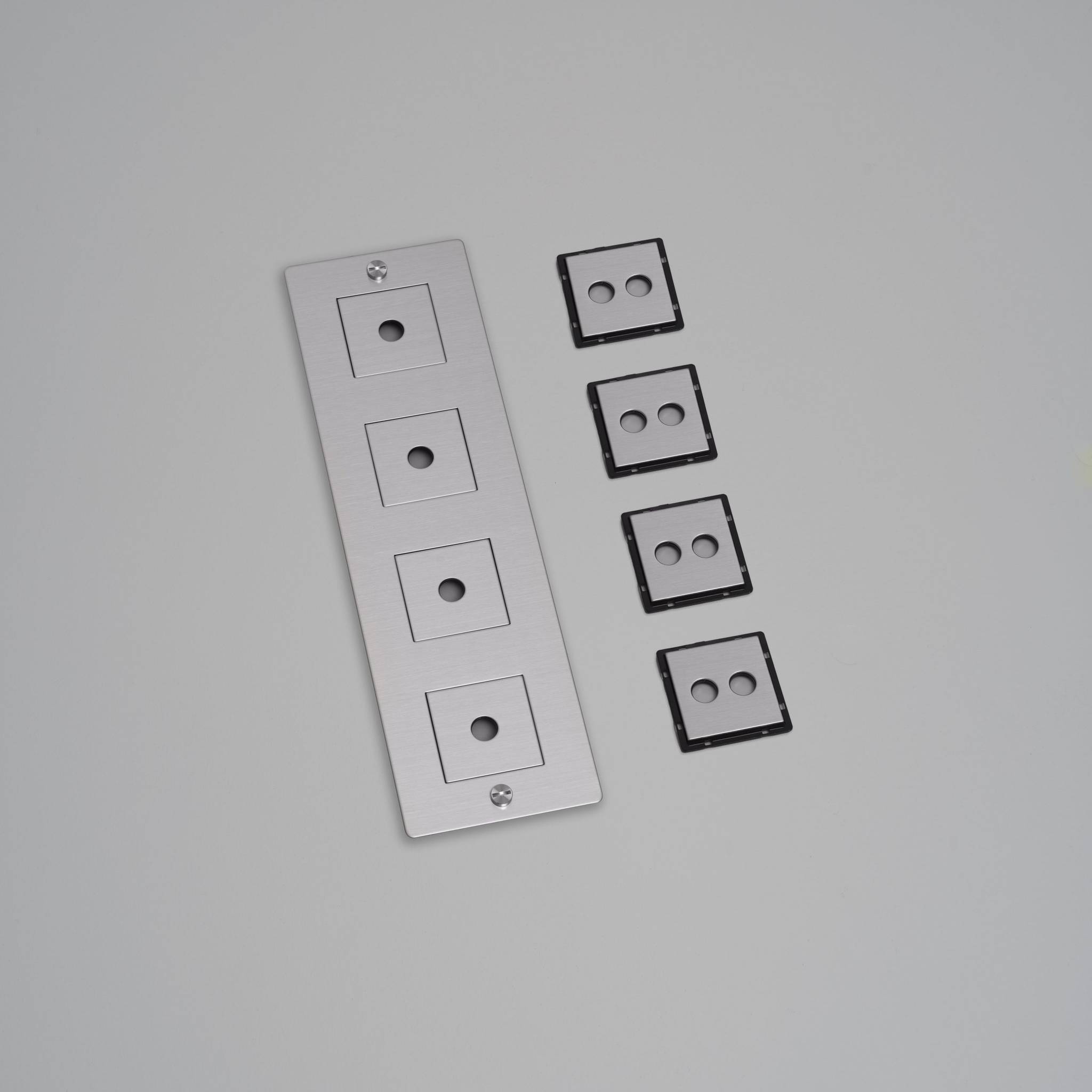4G WALL PLATE / VERTICAL / WITH INFILLS / WITHOUT LOGO