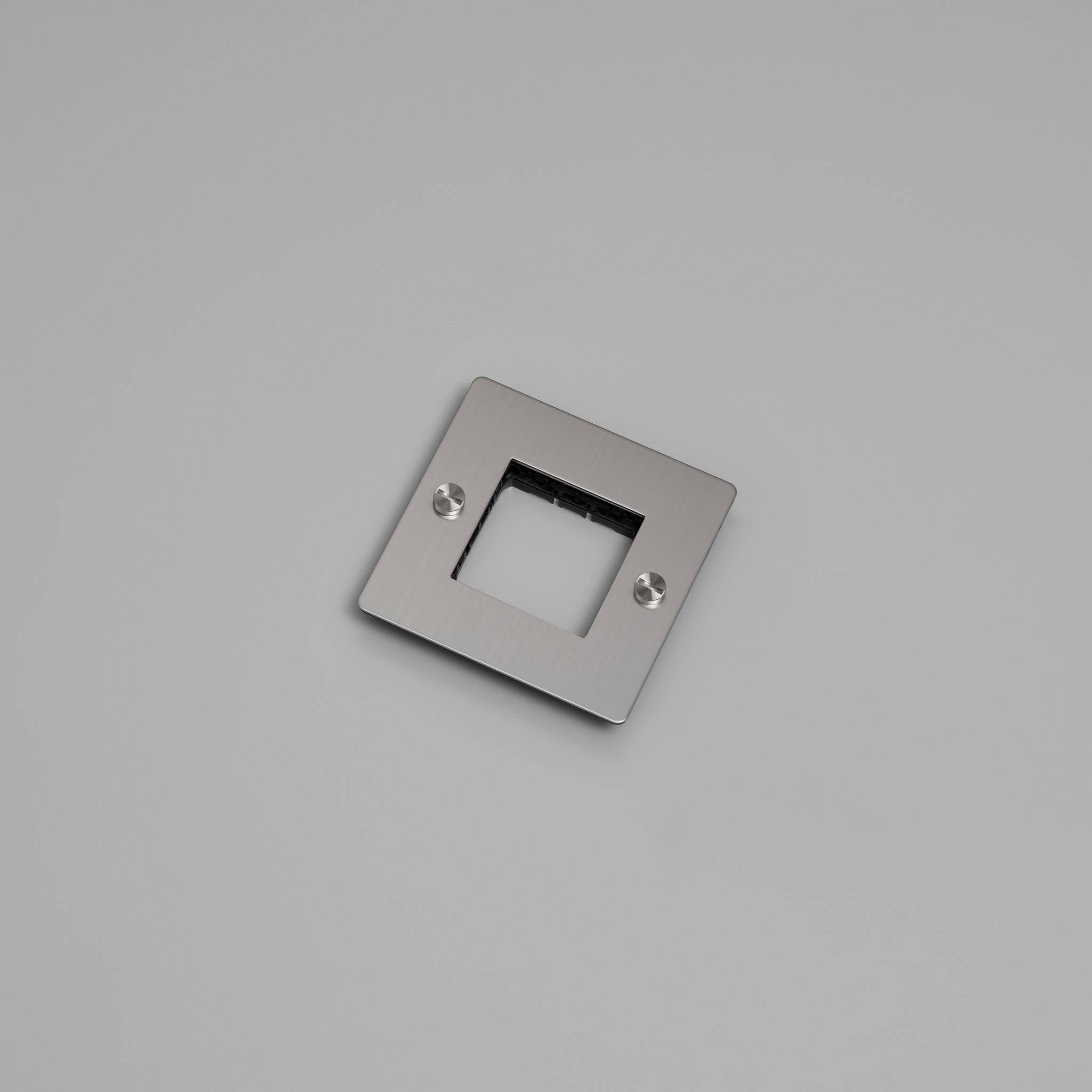 1G WALL PLATE / HORIZONTAL / NO INFILLS / WITHOUT LOGO
