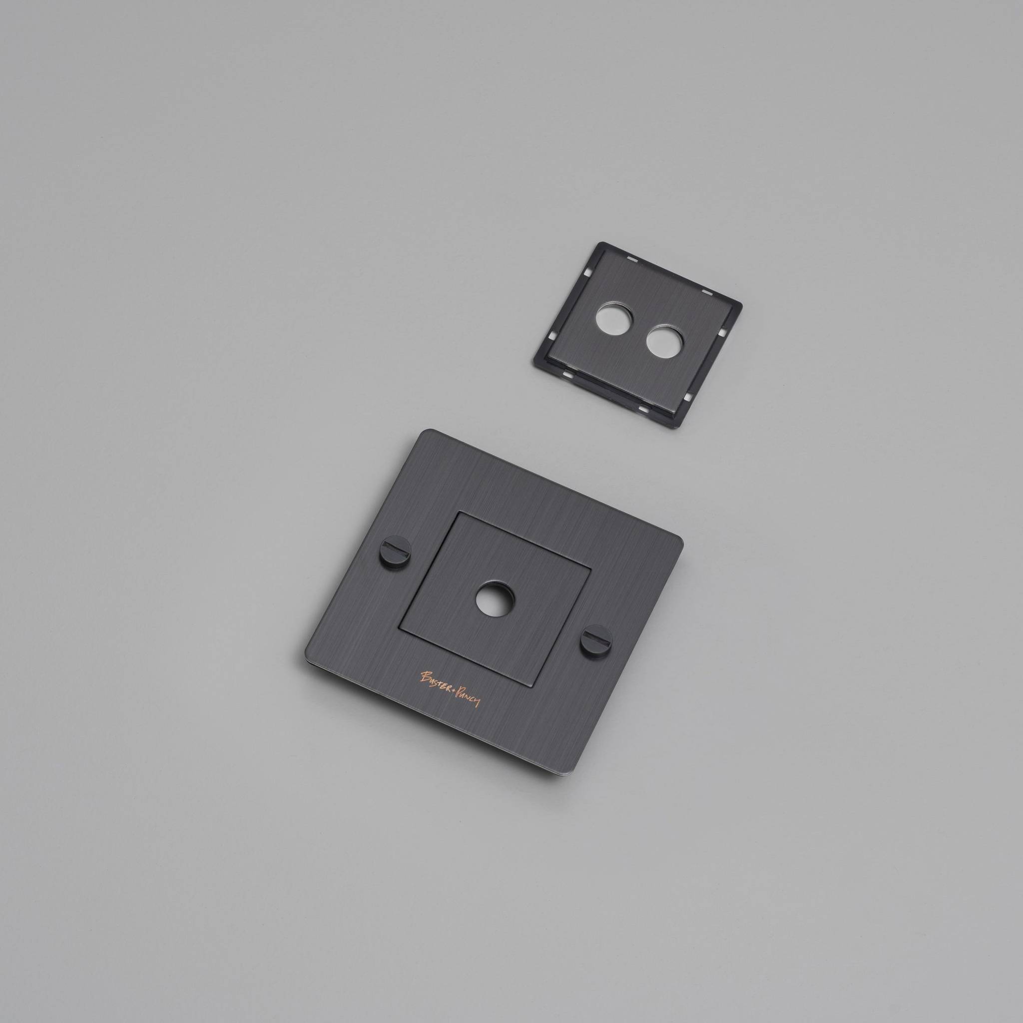 1G WALL PLATE / HORIZONTAL / WITH INFILLS / WITH LOGO