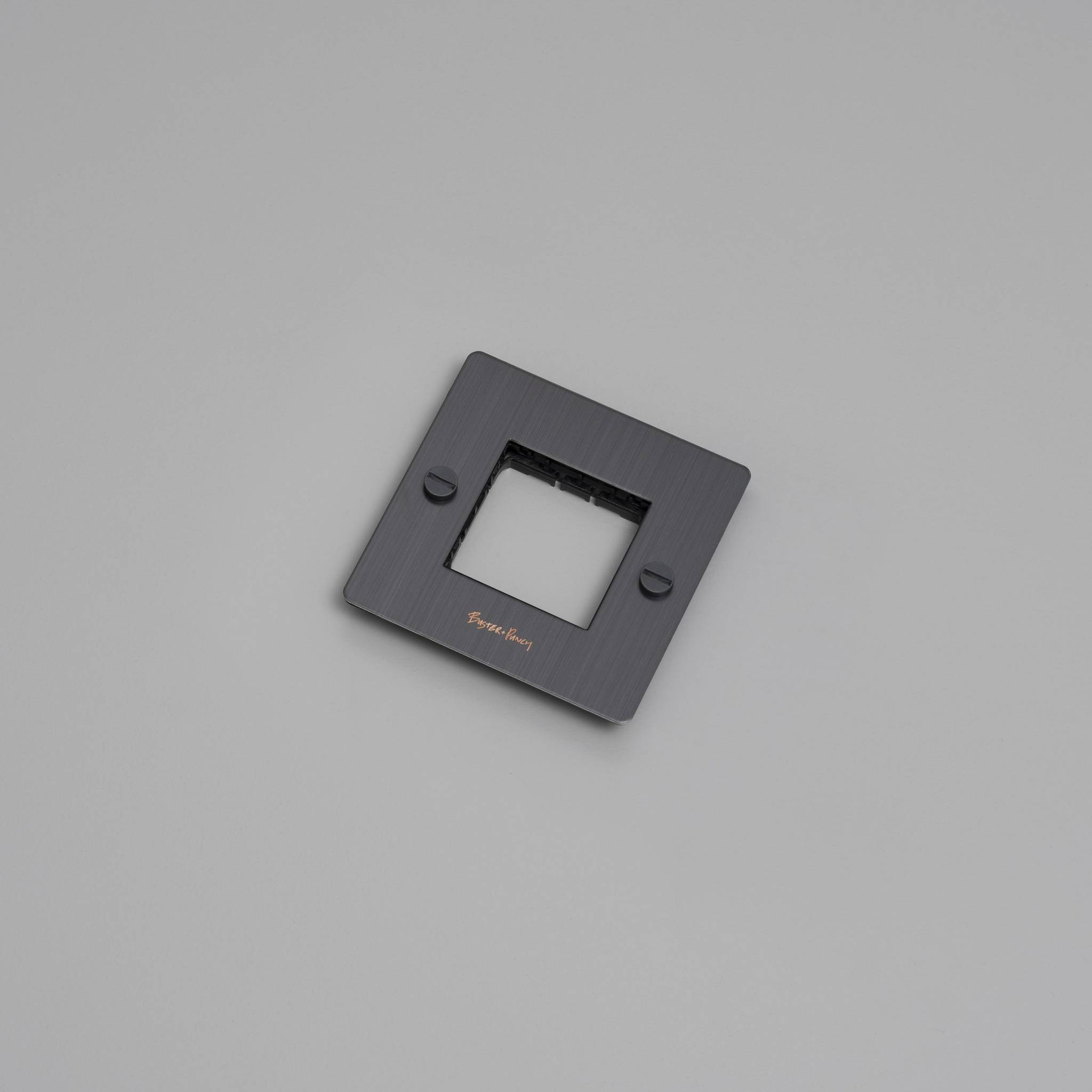 1G WALL PLATE / HORIZONTAL / NO INFILLS / WITH LOGO