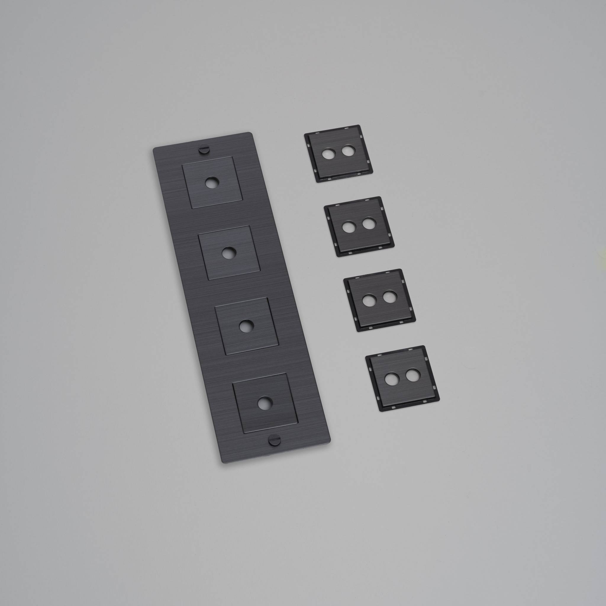4G WALL PLATE / VERTICAL / WITH INFILLS / WITHOUT LOGO