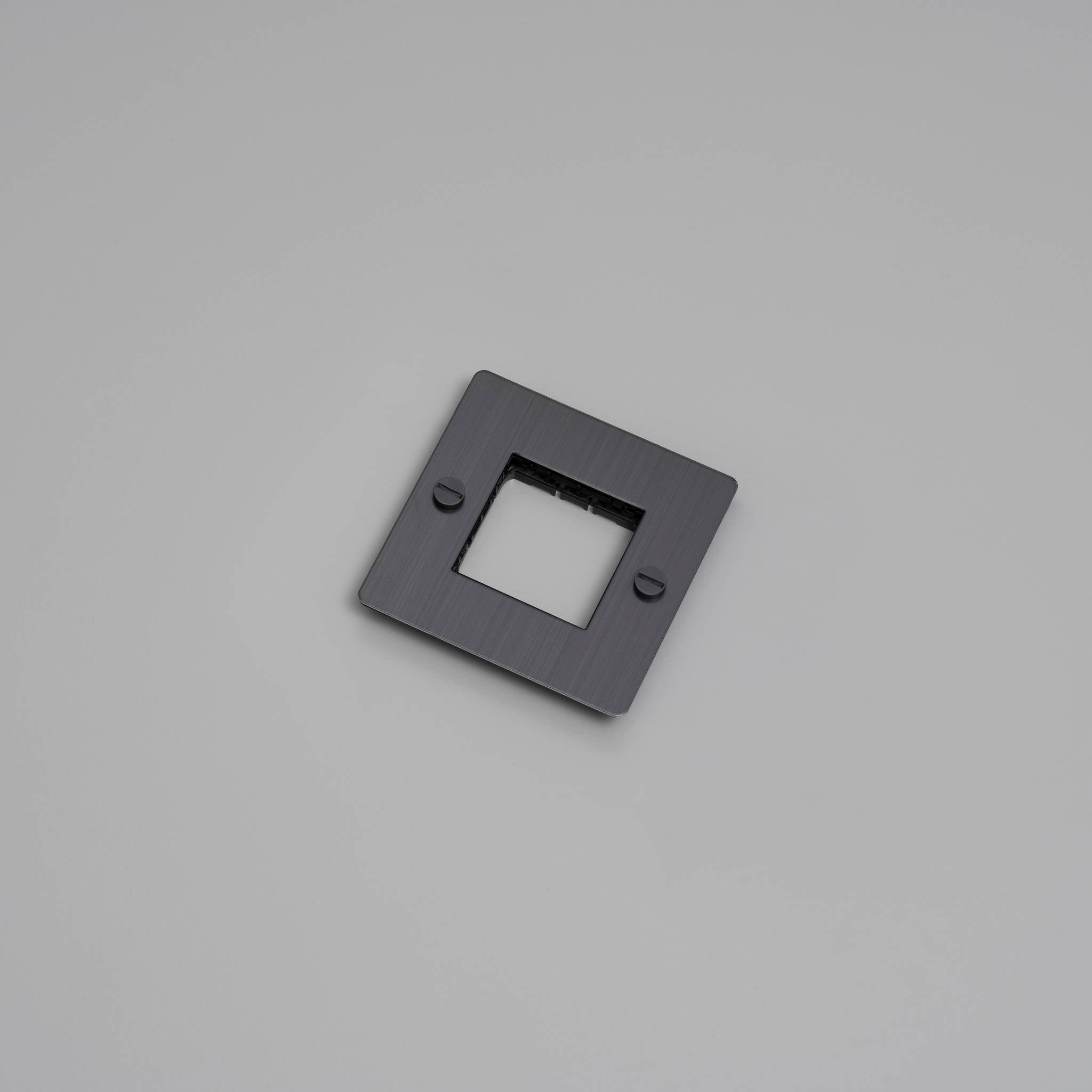 1G WALL PLATE / HORIZONTAL / NO INFILLS / WITHOUT LOGO