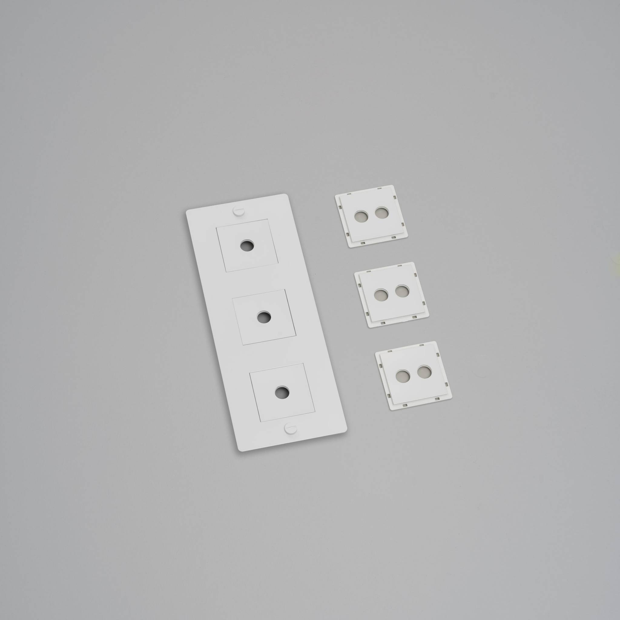 3G WALL PLATE / VERTICAL / WITH INFILLS / WITHOUT LOGO