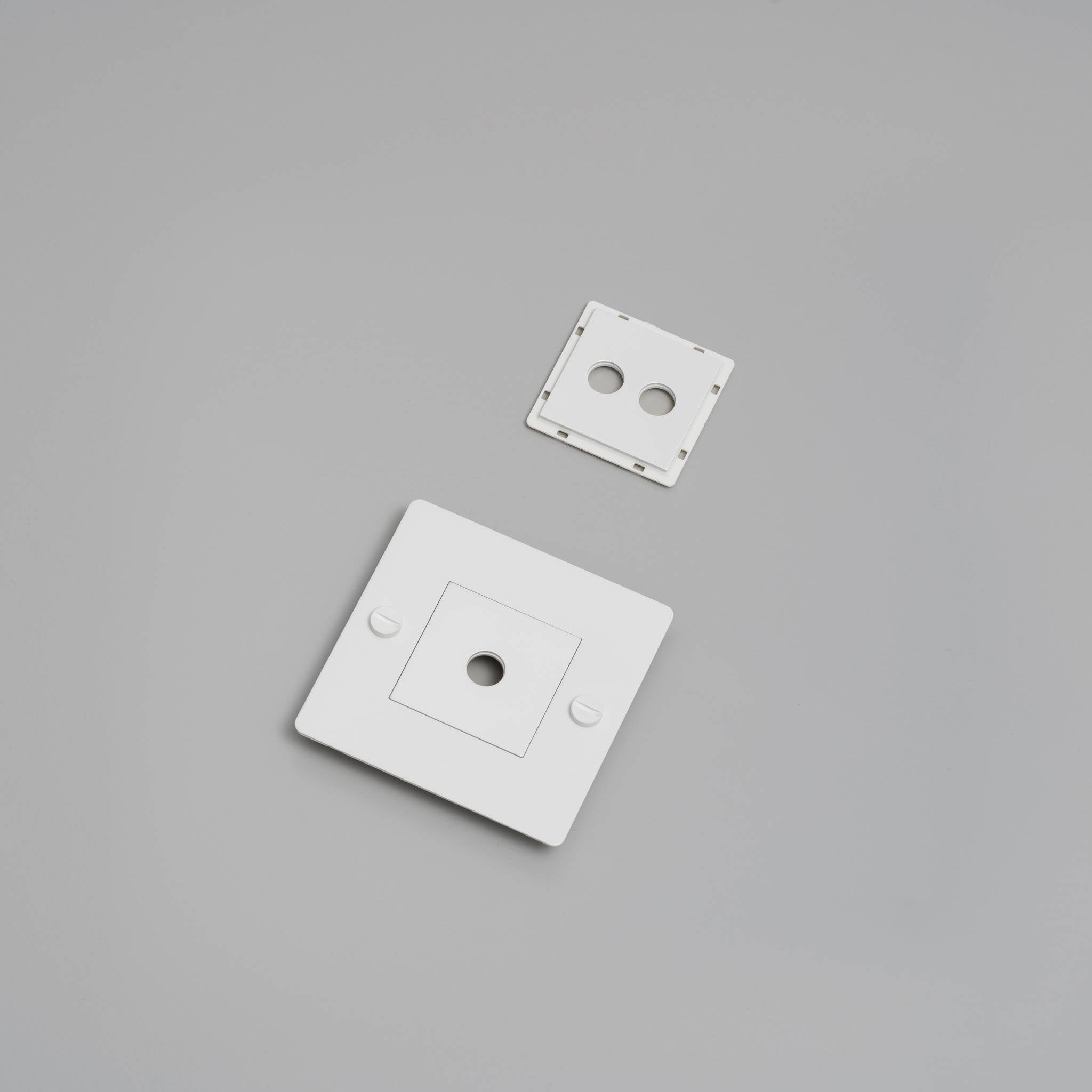1G WALL PLATE / HORIZONTAL / WITH INFILLS / WITHOUT LOGO