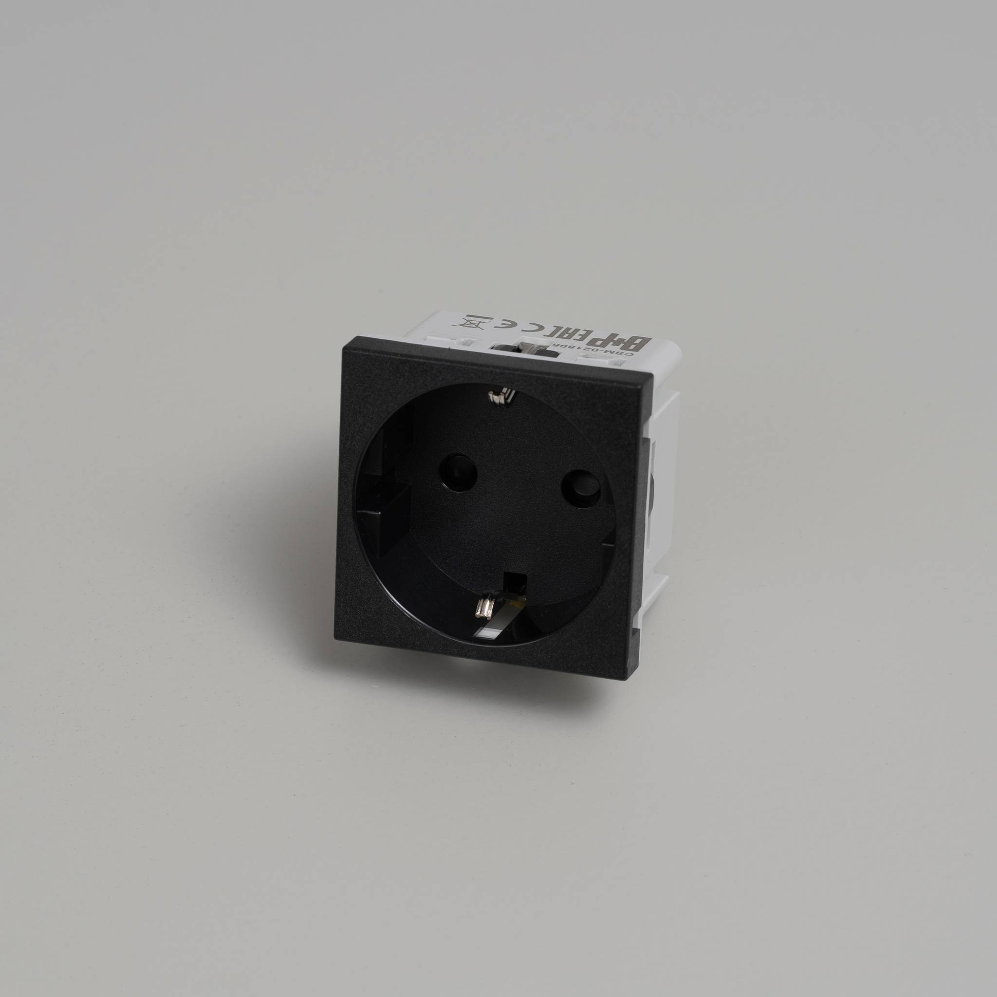 SCHUKO SOCKET MODULE / TYPE F / 45 MM