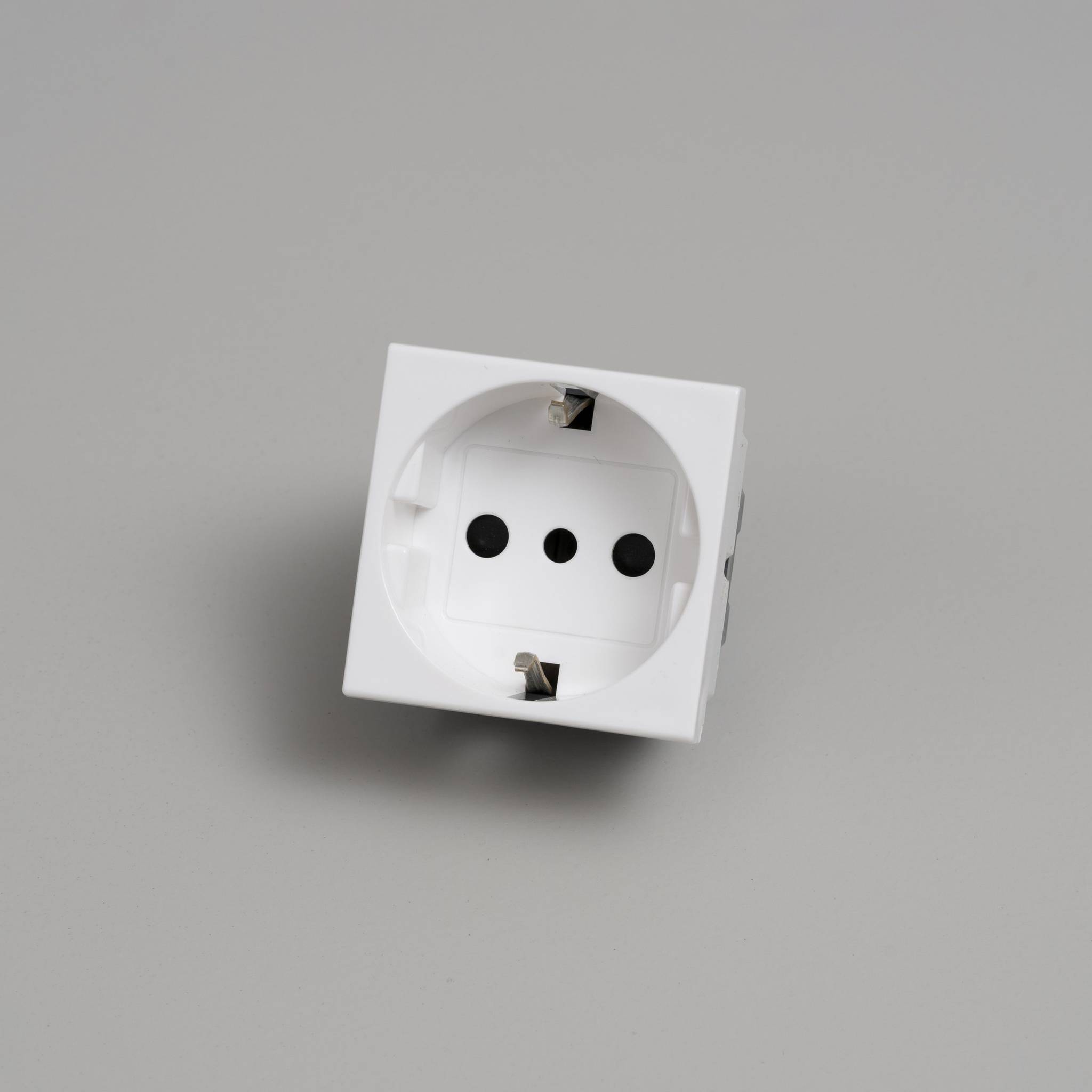 ITALIAN SOCKET MODULE / TYPE F + L / 45 MM