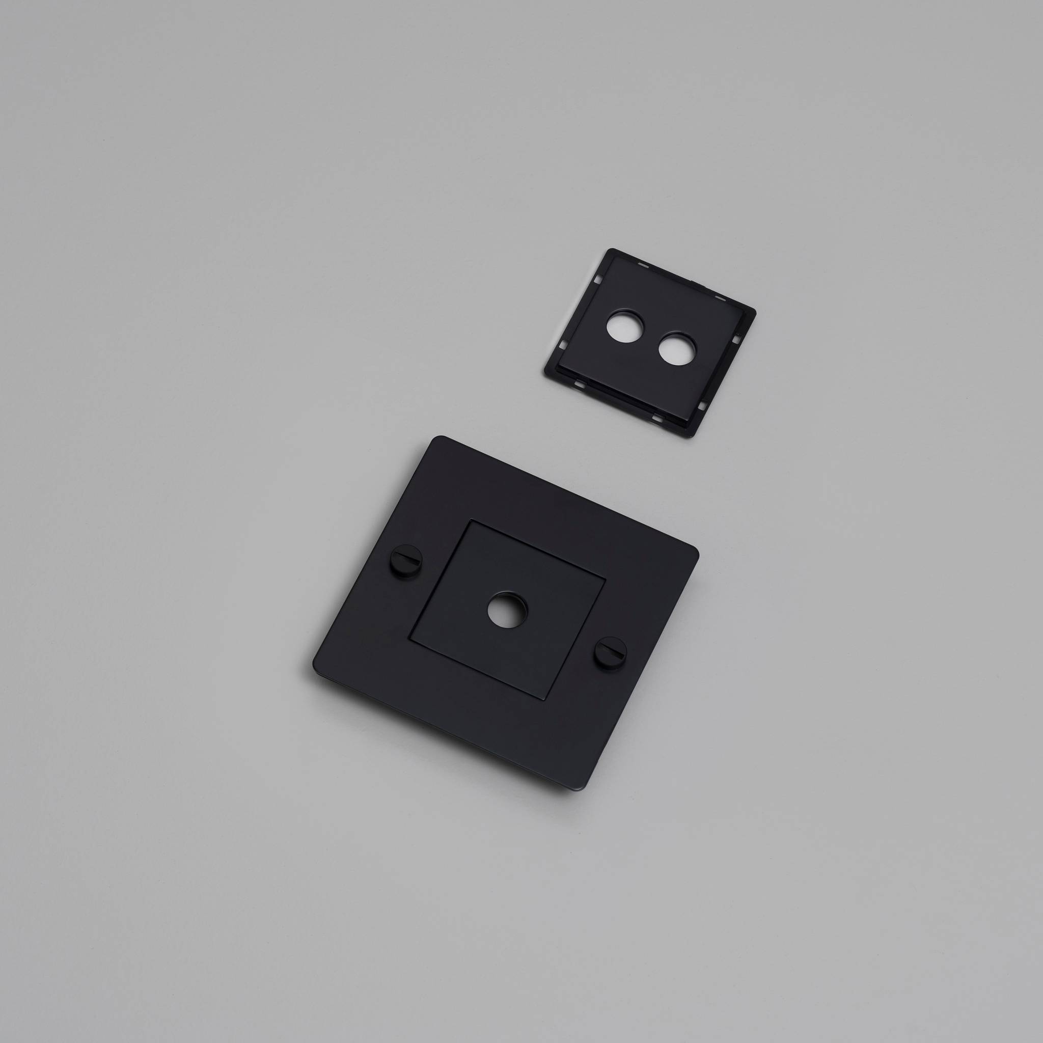 1G WALL PLATE / HORIZONTAL / WITH INFILLS / WITHOUT LOGO