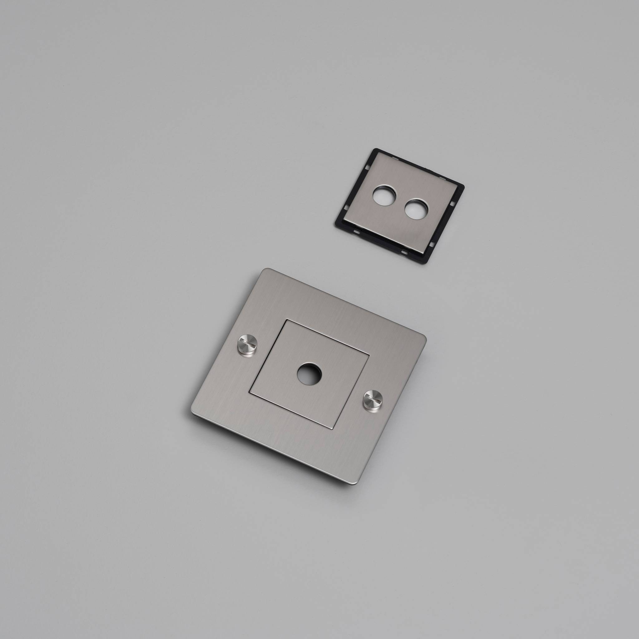 1G WALL PLATE / HORIZONTAL / WITH INFILLS / WITHOUT LOGO