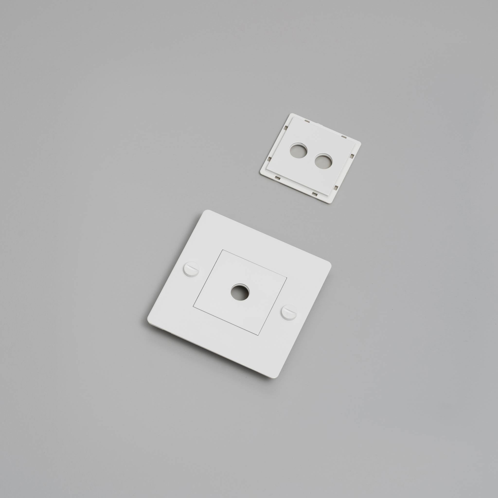 1G WALL PLATE / HORIZONTAL / WITH INFILLS / WITHOUT LOGO