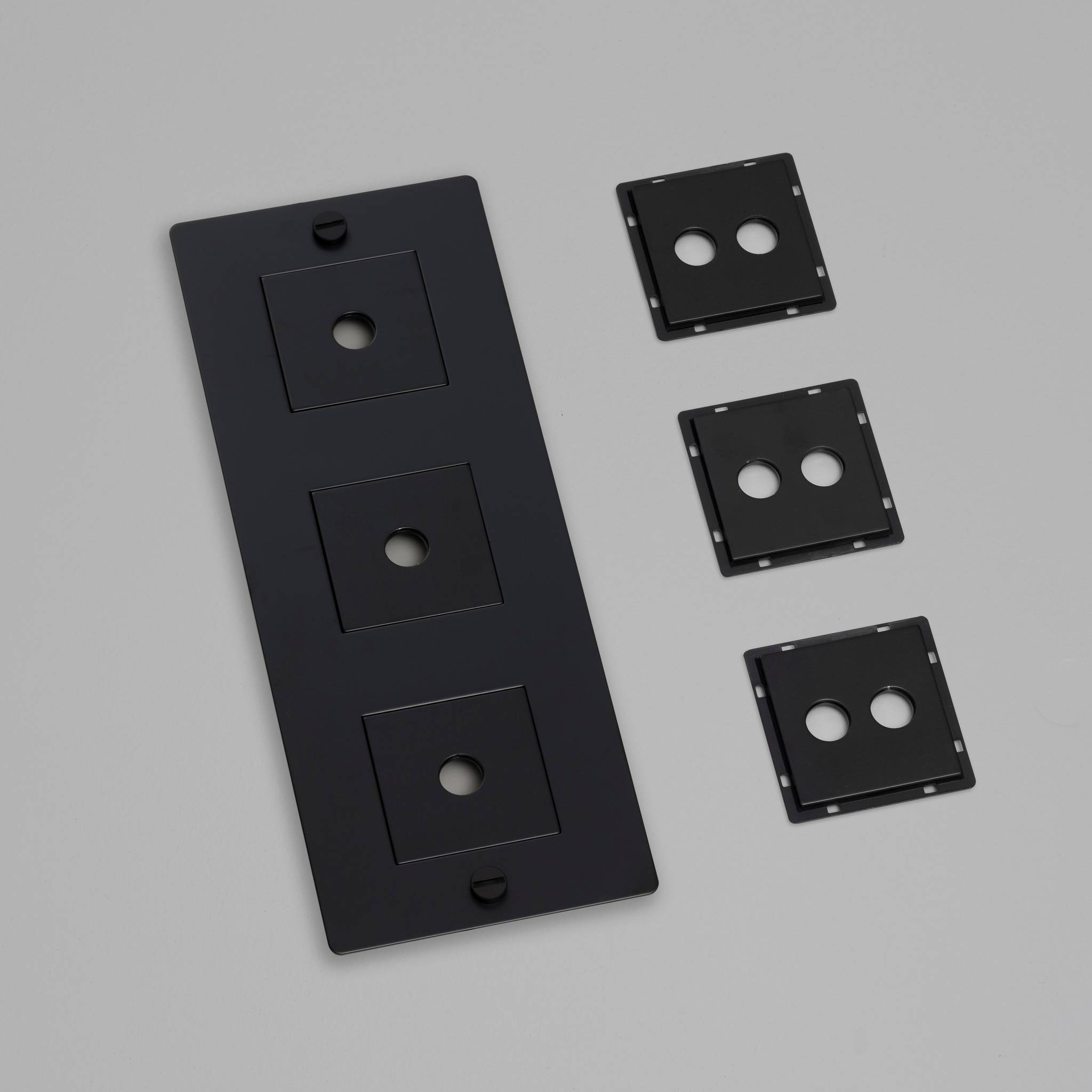 3G WALL PLATE / VERTICAL / WITH INFILLS / WITHOUT LOGO