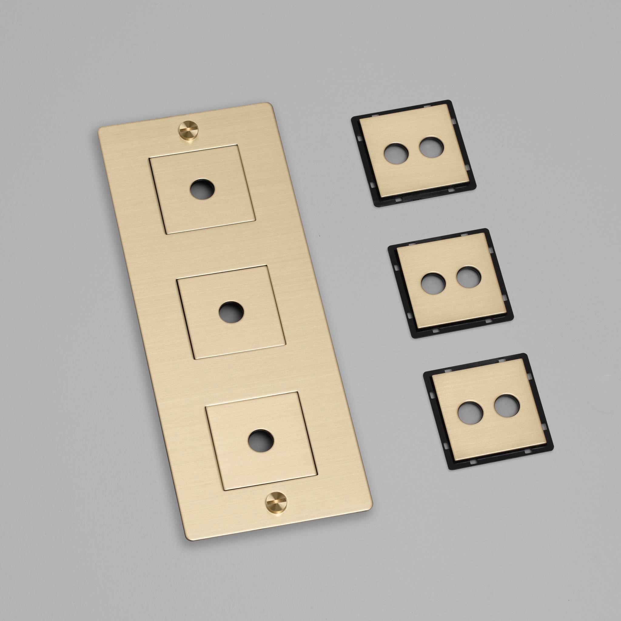3G WALL PLATE / VERTICAL / WITH INFILLS / WITHOUT LOGO