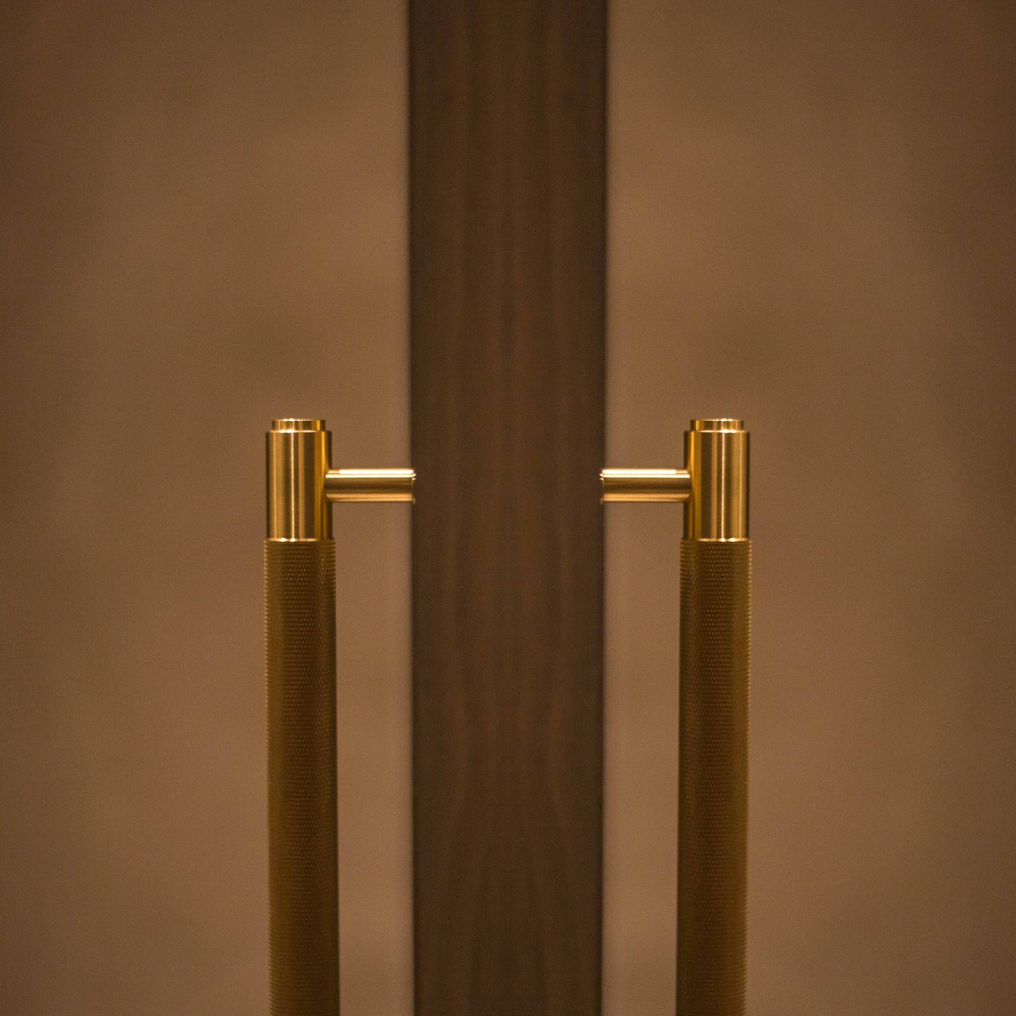 CLOSET BAR / DOUBLE-SIDED / CROSS