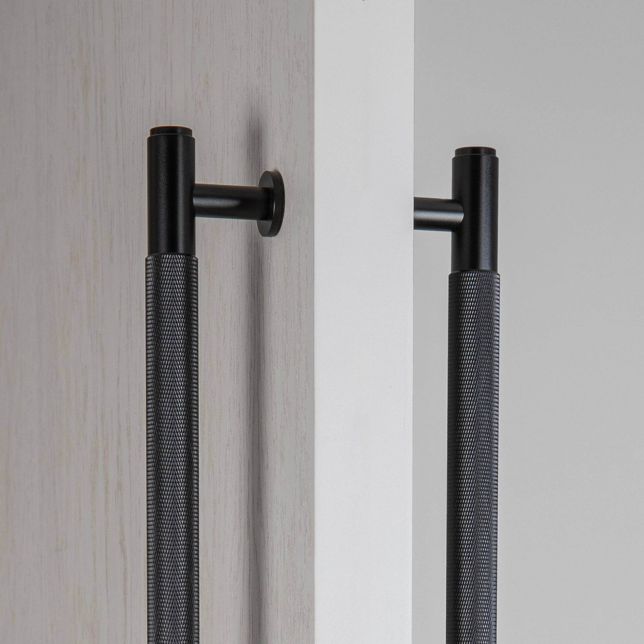 CLOSET BAR / DOUBLE-SIDED / CROSS