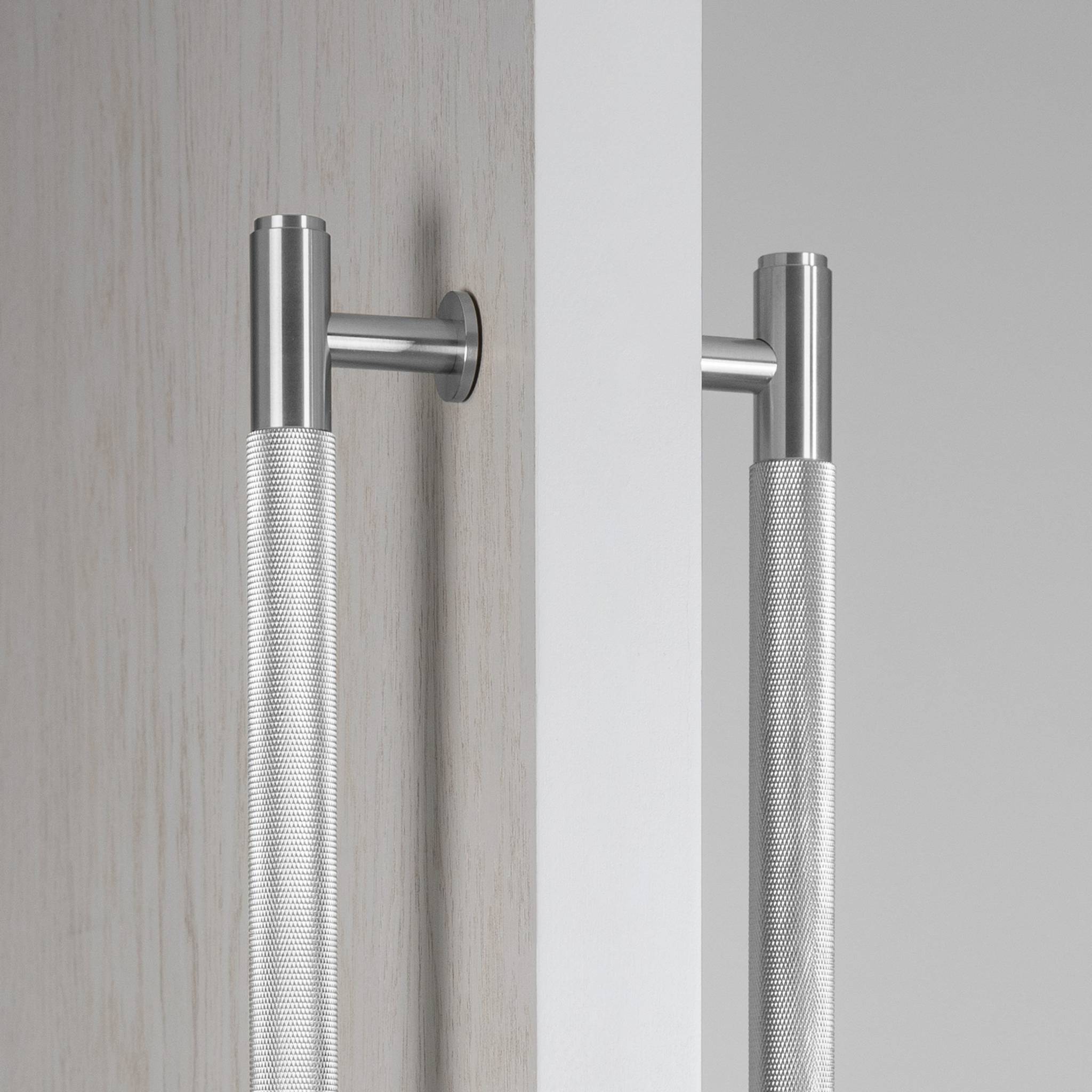 CLOSET BAR / DOUBLE-SIDED / CROSS