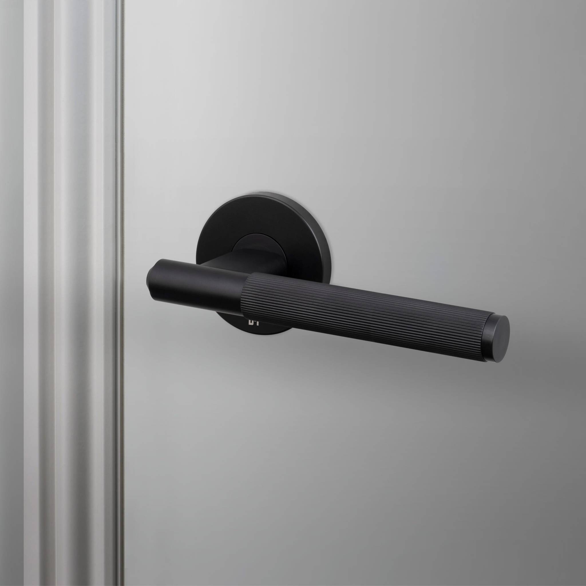 DOOR HANDLE SET / LINEAR / SPRUNG