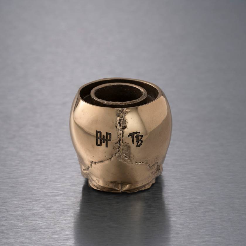 SKULL CANDLE HOLDER / TRAVIS BARKER