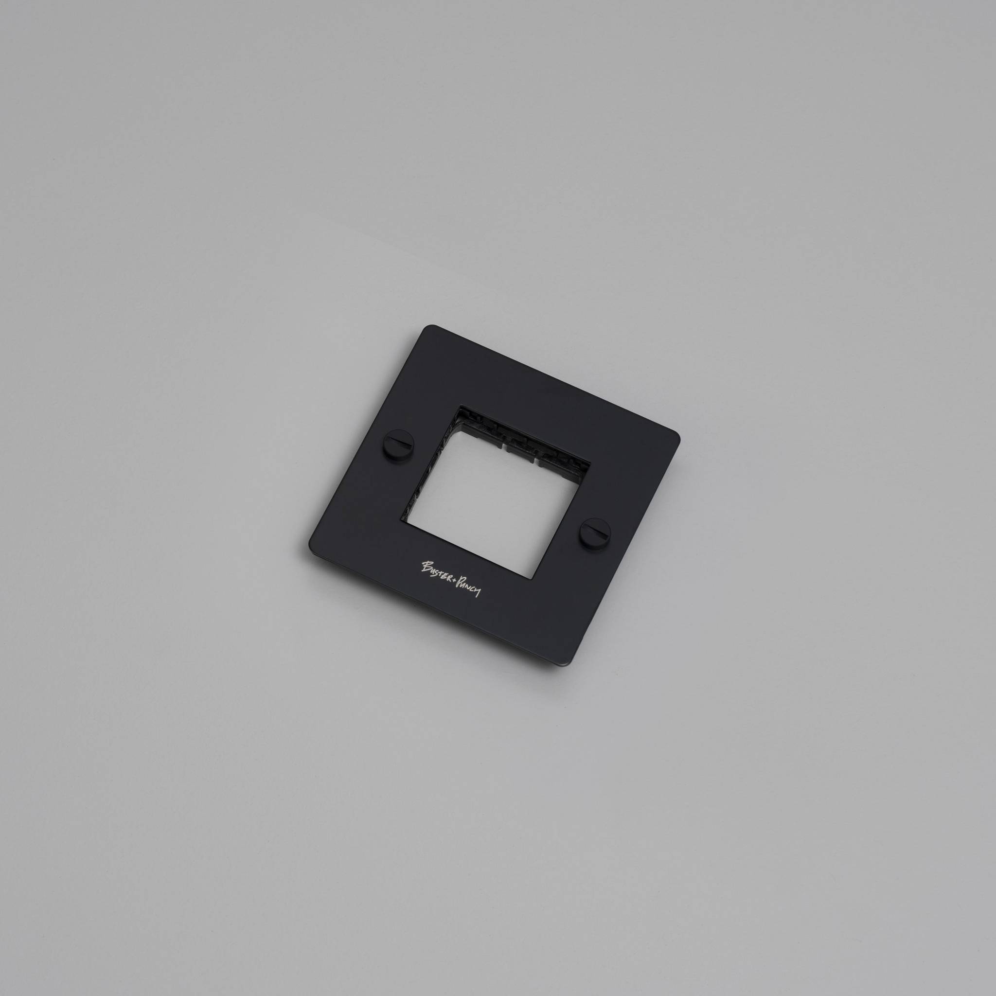 1G WALL PLATE / HORIZONTAL / NO INFILLS / WITH LOGO