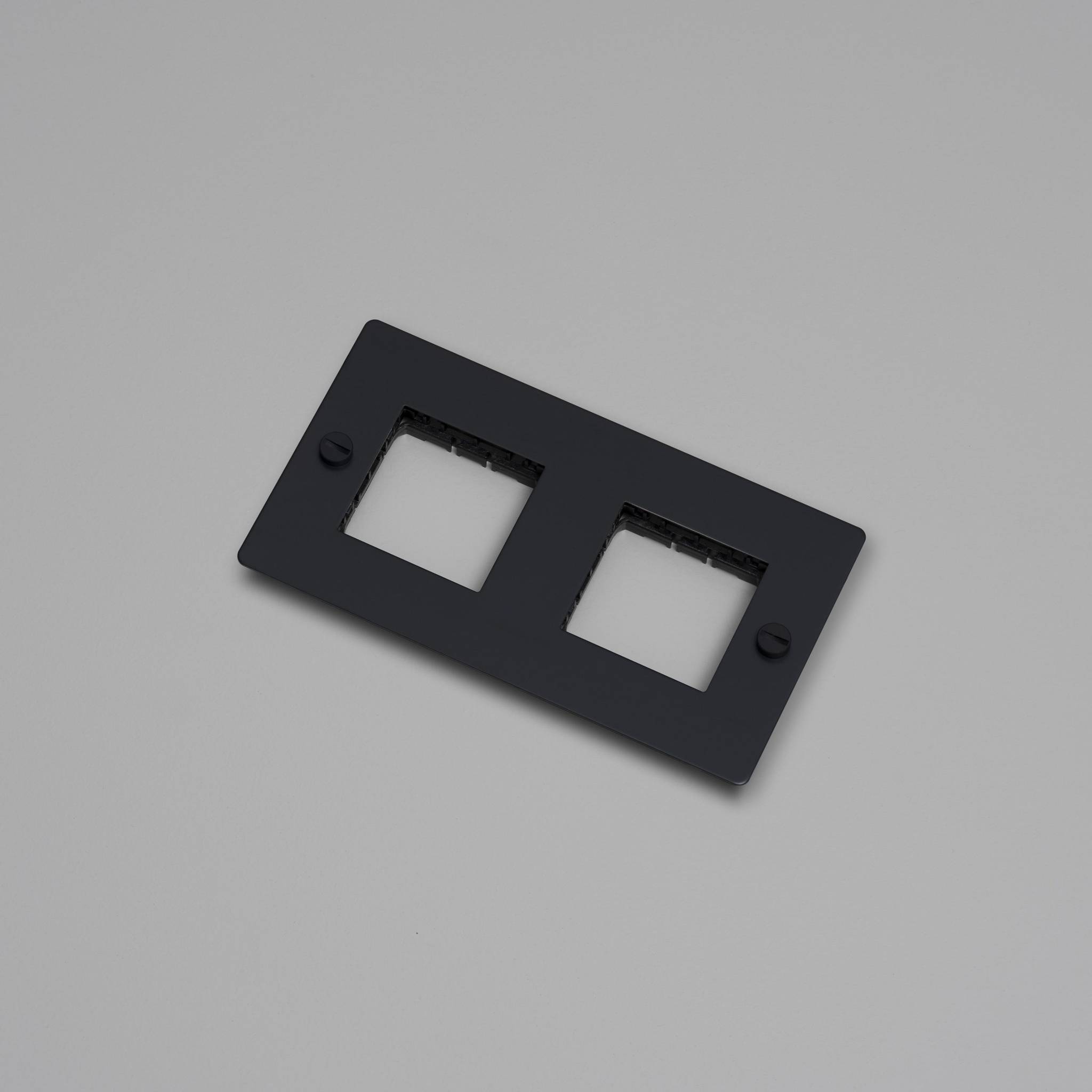 2G WALL PLATE / HORIZONTAL / NO INFILLS / WITHOUT LOGO