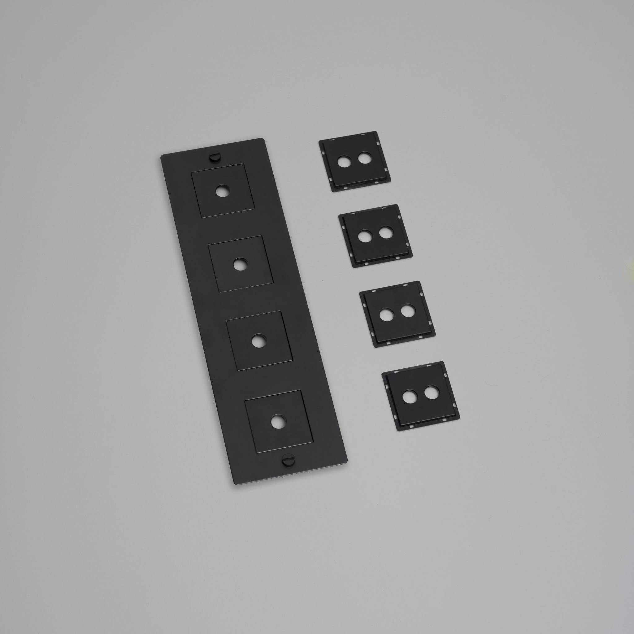 4G WALL PLATE / VERTICAL / WITH INFILLS / WITHOUT LOGO