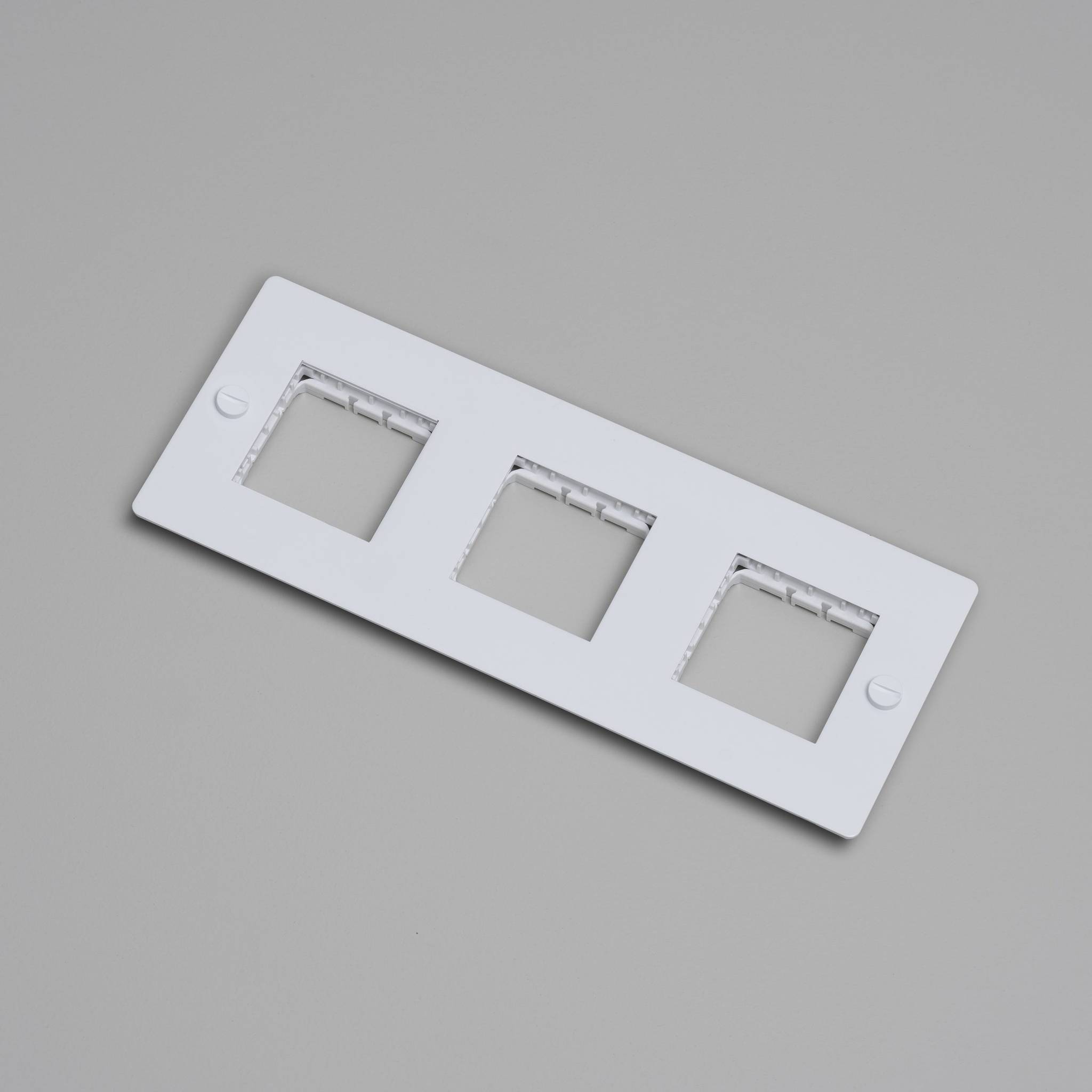 3G WALL PLATE / HORIZONTAL / NO INFILLS / WITHOUT LOGO